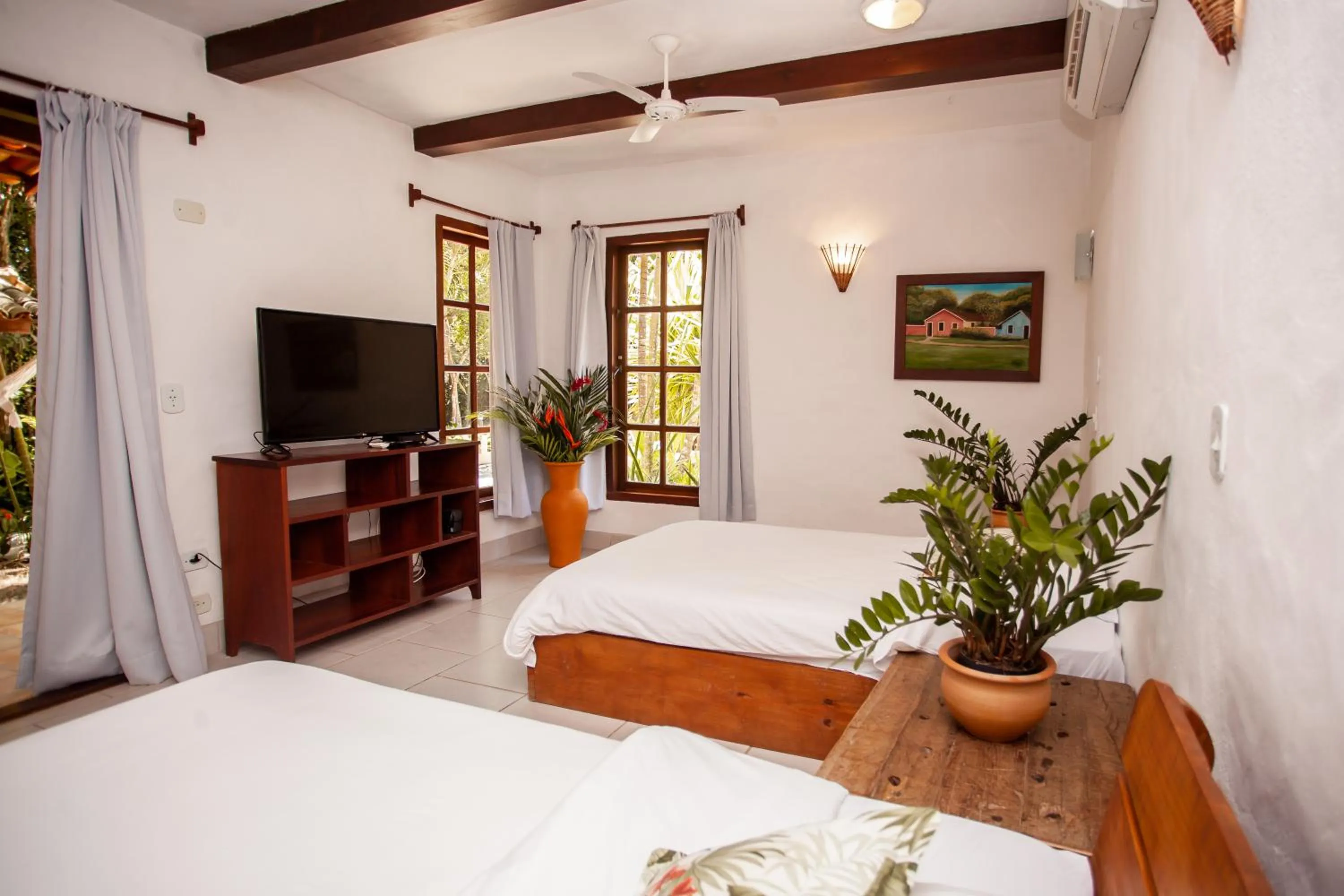 Communal lounge/ TV room, Bed in Pousada Mundo Verde