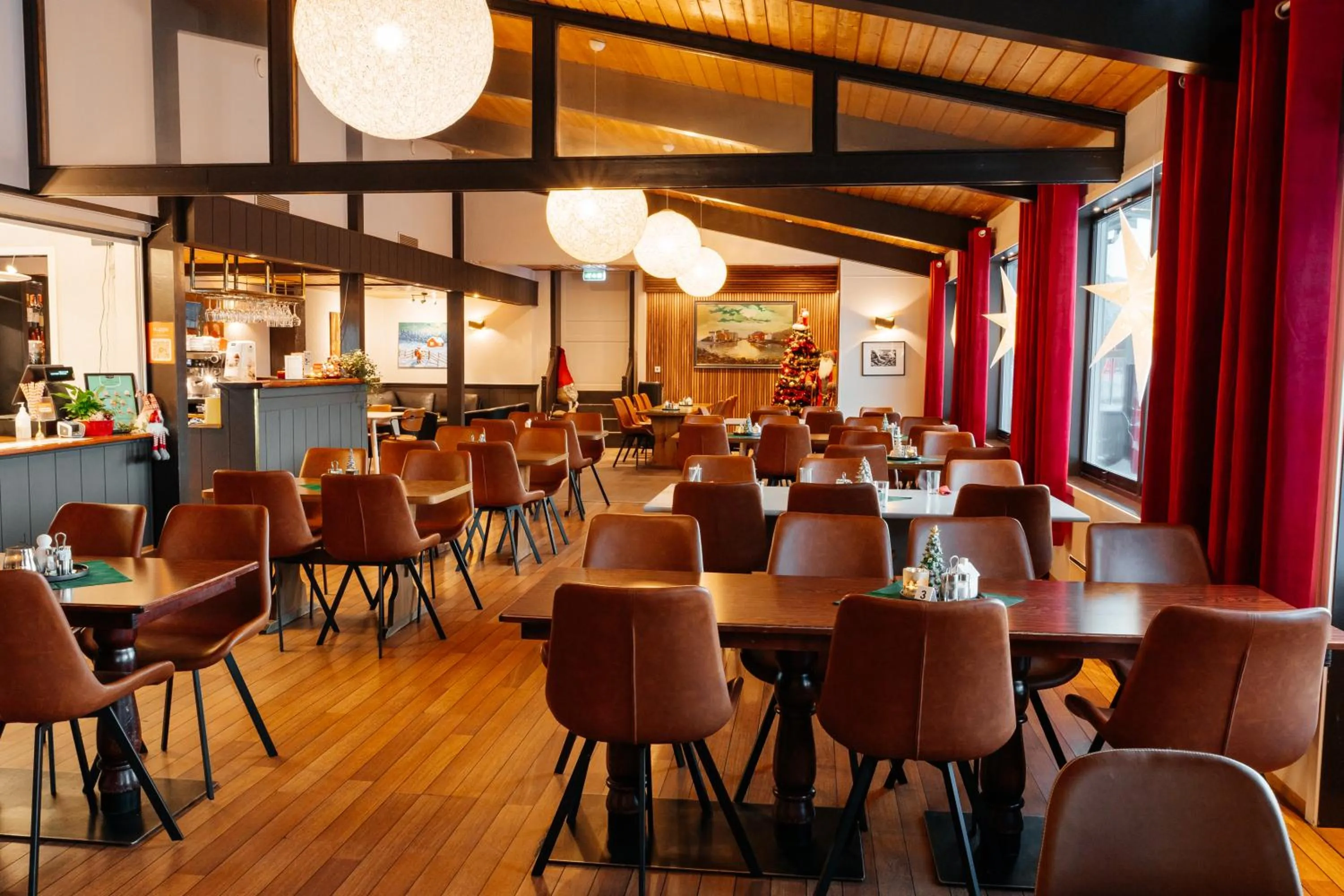 Restaurant/places to eat in Myre Kysthotell