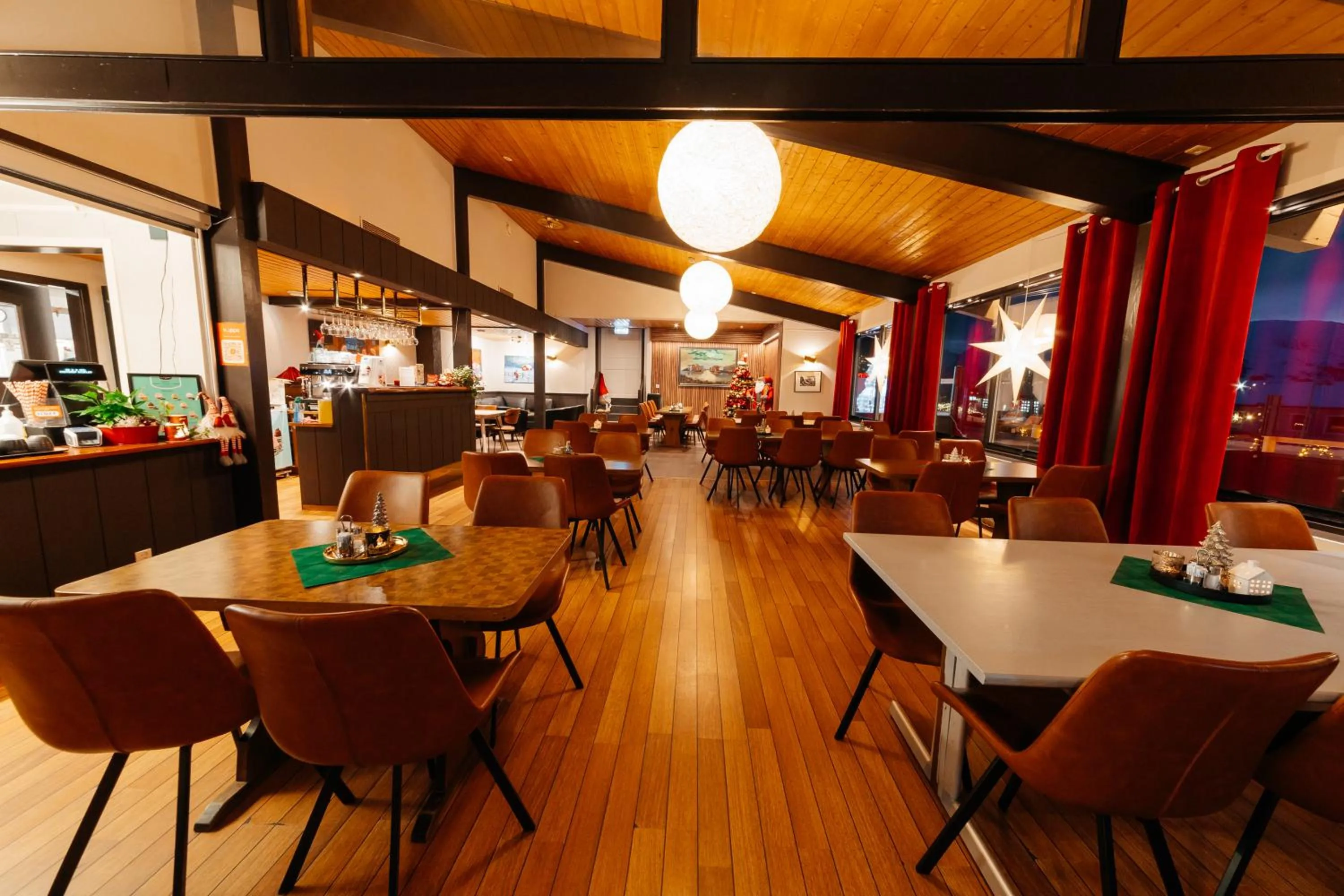 Restaurant/places to eat in Myre Kysthotell