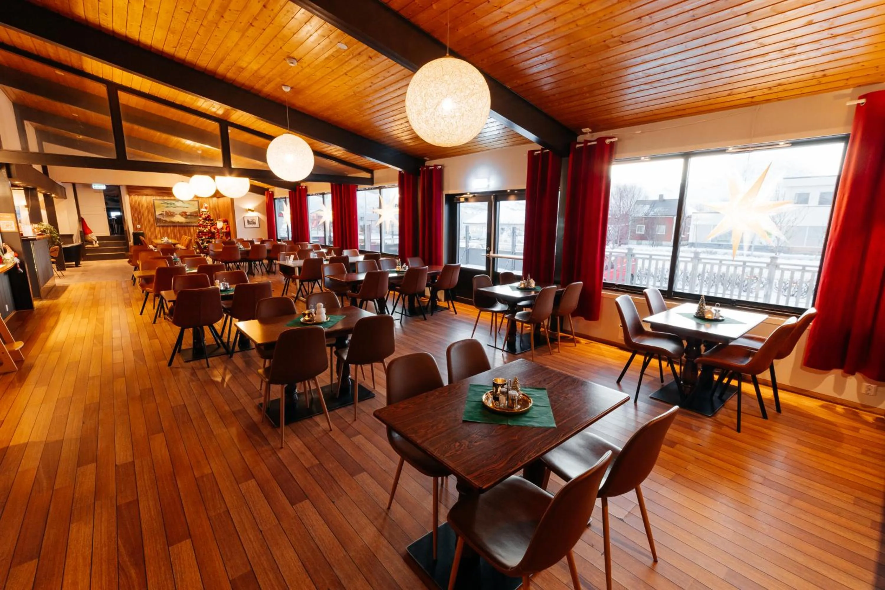 Restaurant/places to eat in Myre Kysthotell