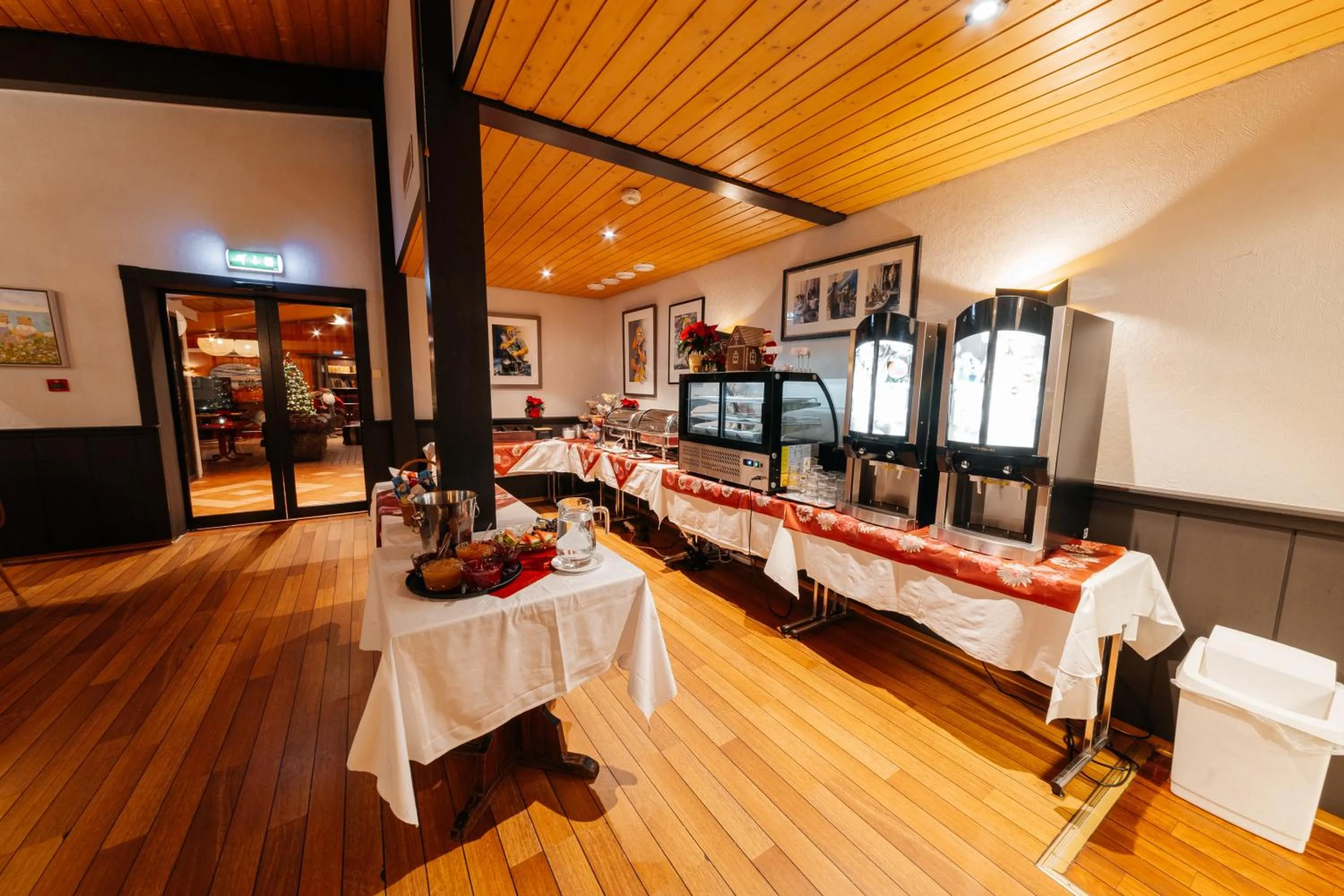 Restaurant/places to eat in Myre Kysthotell