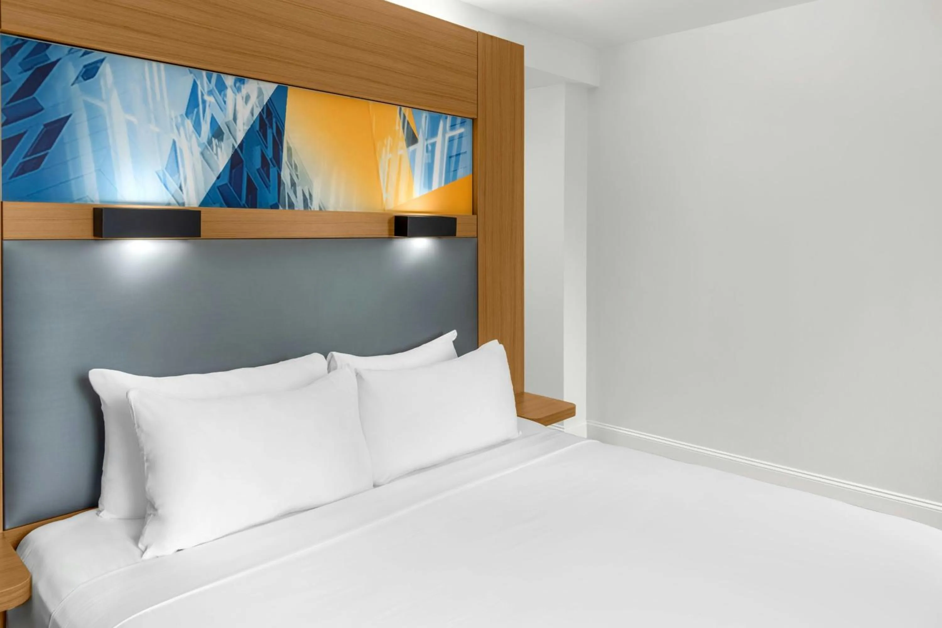 Photo of the whole room, Bed in Aloft New York Brooklyn