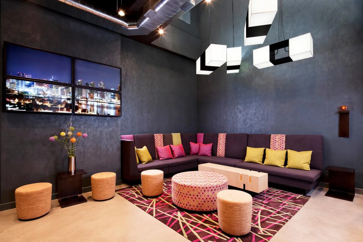 Communal lounge/ TV room in Aloft New York Brooklyn