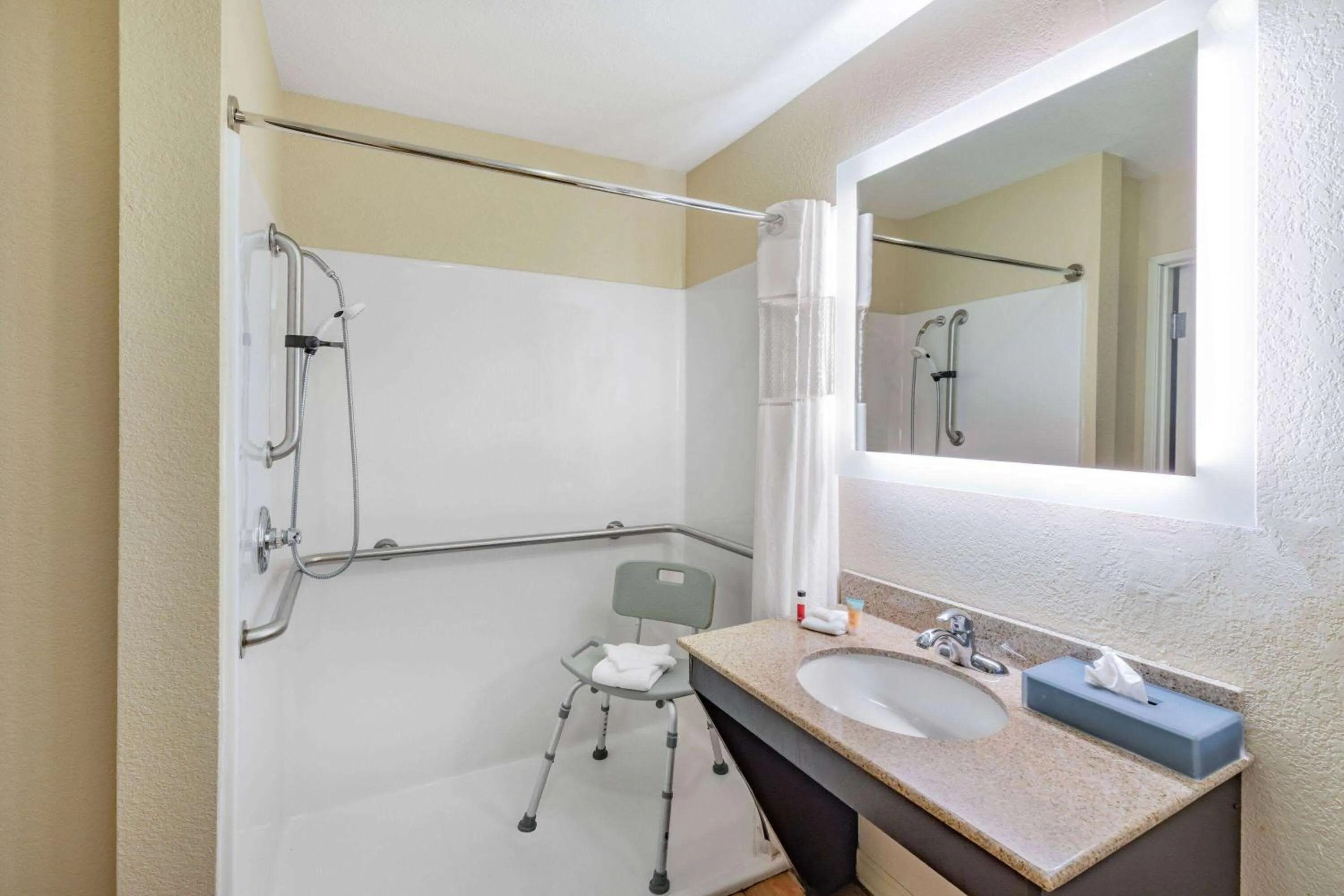 Shower in La Quinta by Wyndham Garland Harbor Point