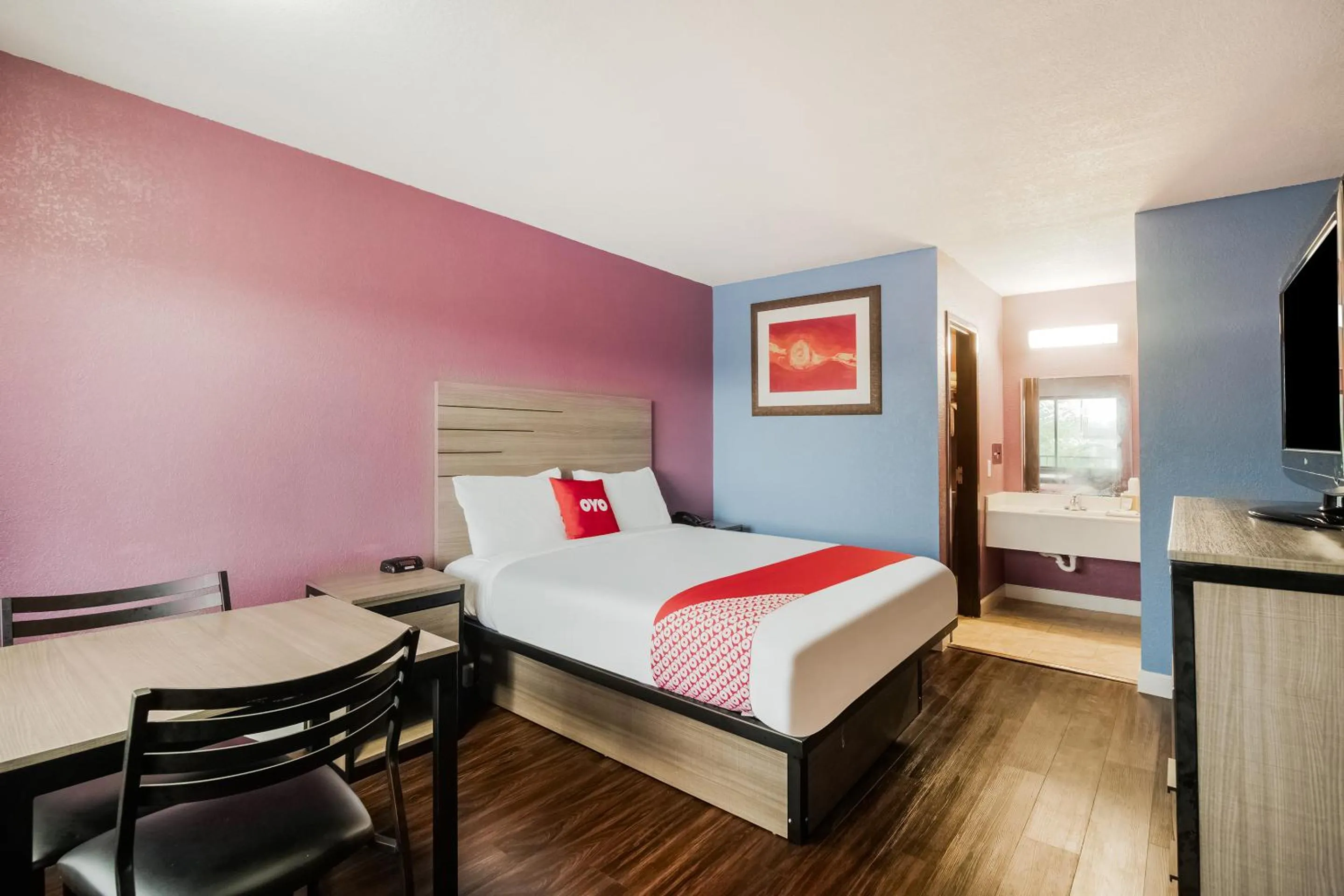 Queen Bed Smoking in OYO Hotel Houston N Fm-1960 Champions TX