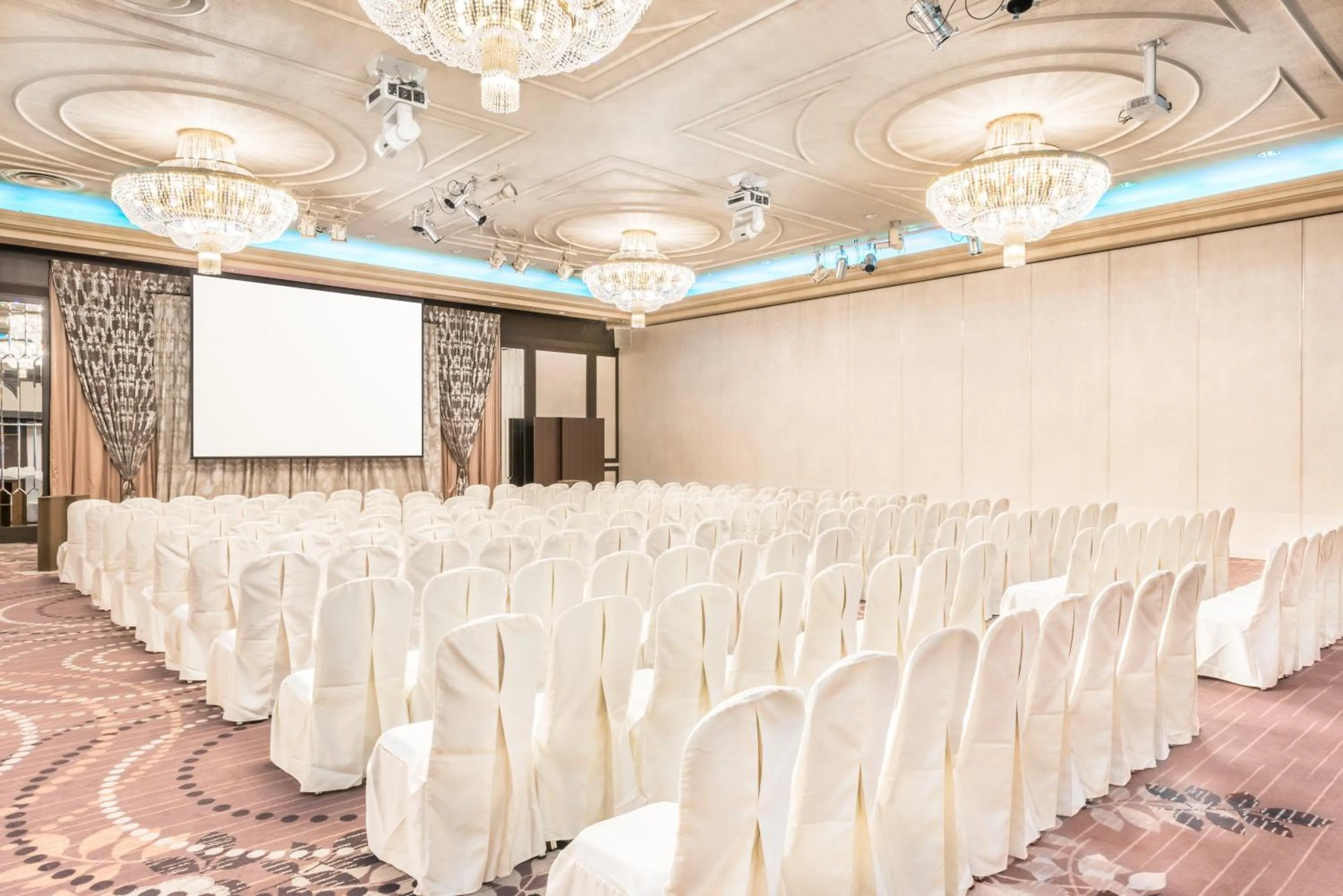 Meeting/conference room in ANA Crowne Plaza Kumamoto New Sky by IHG
