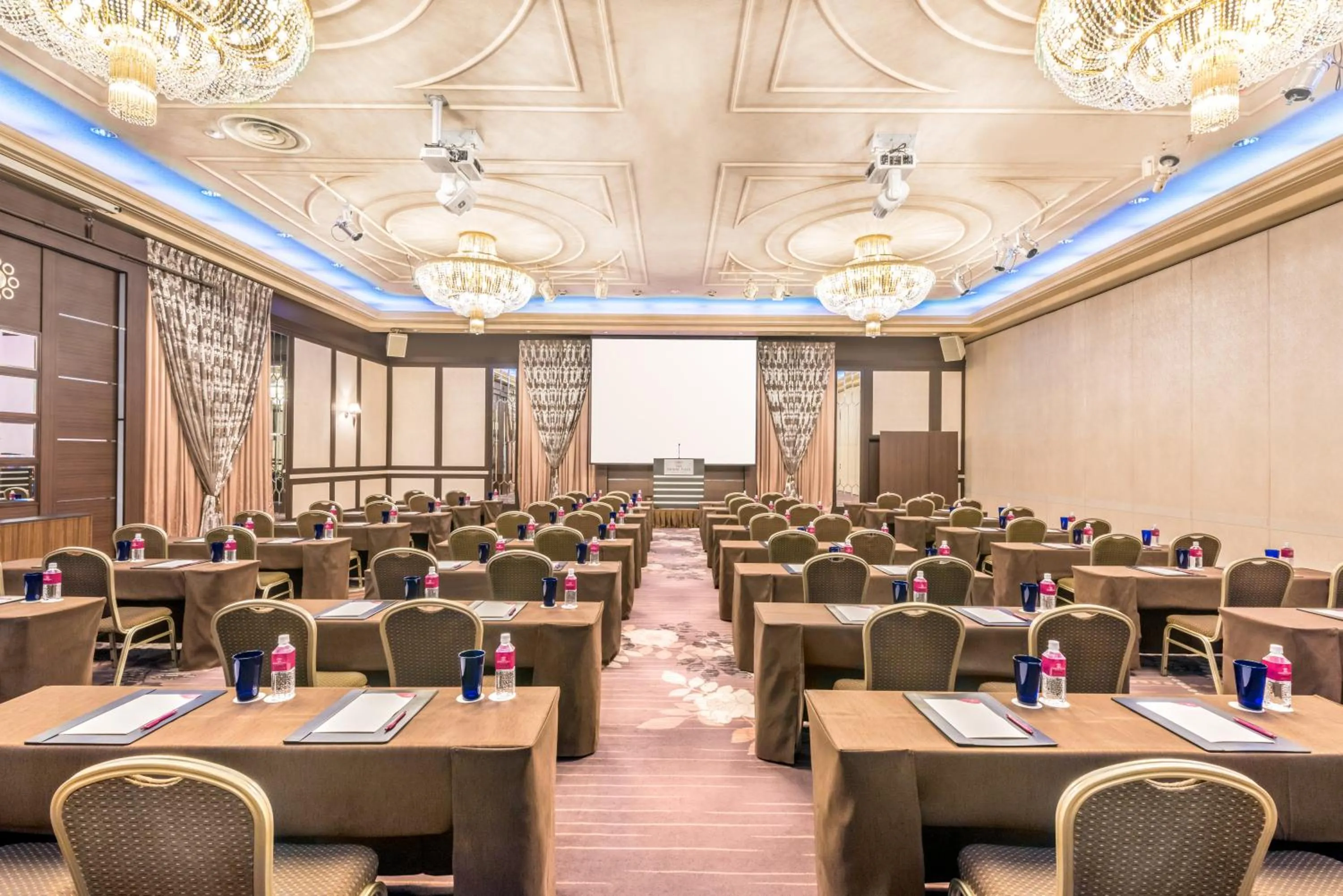 Meeting/conference room in ANA Crowne Plaza Kumamoto New Sky by IHG