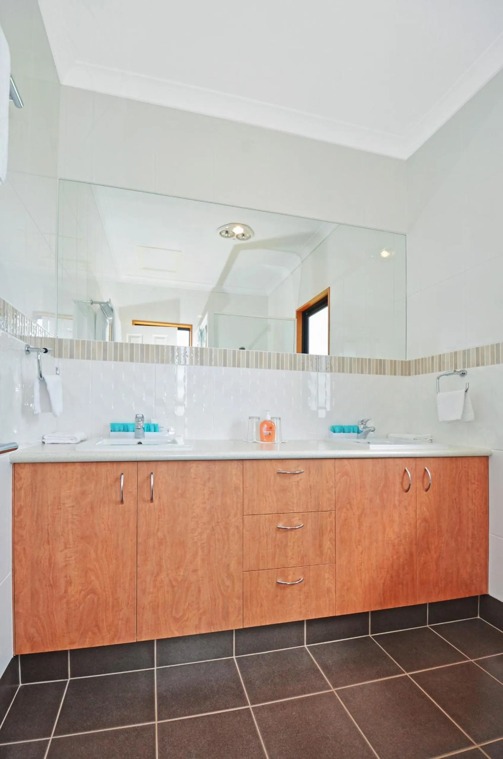 Shower in Sensational Heights Bed & Breakfast