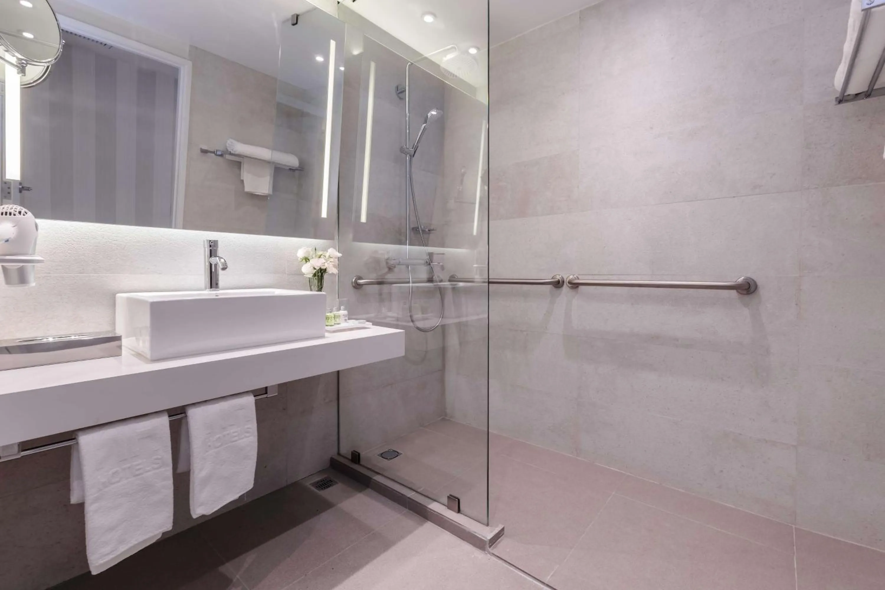 Bathroom in NH Monterrey La Fe