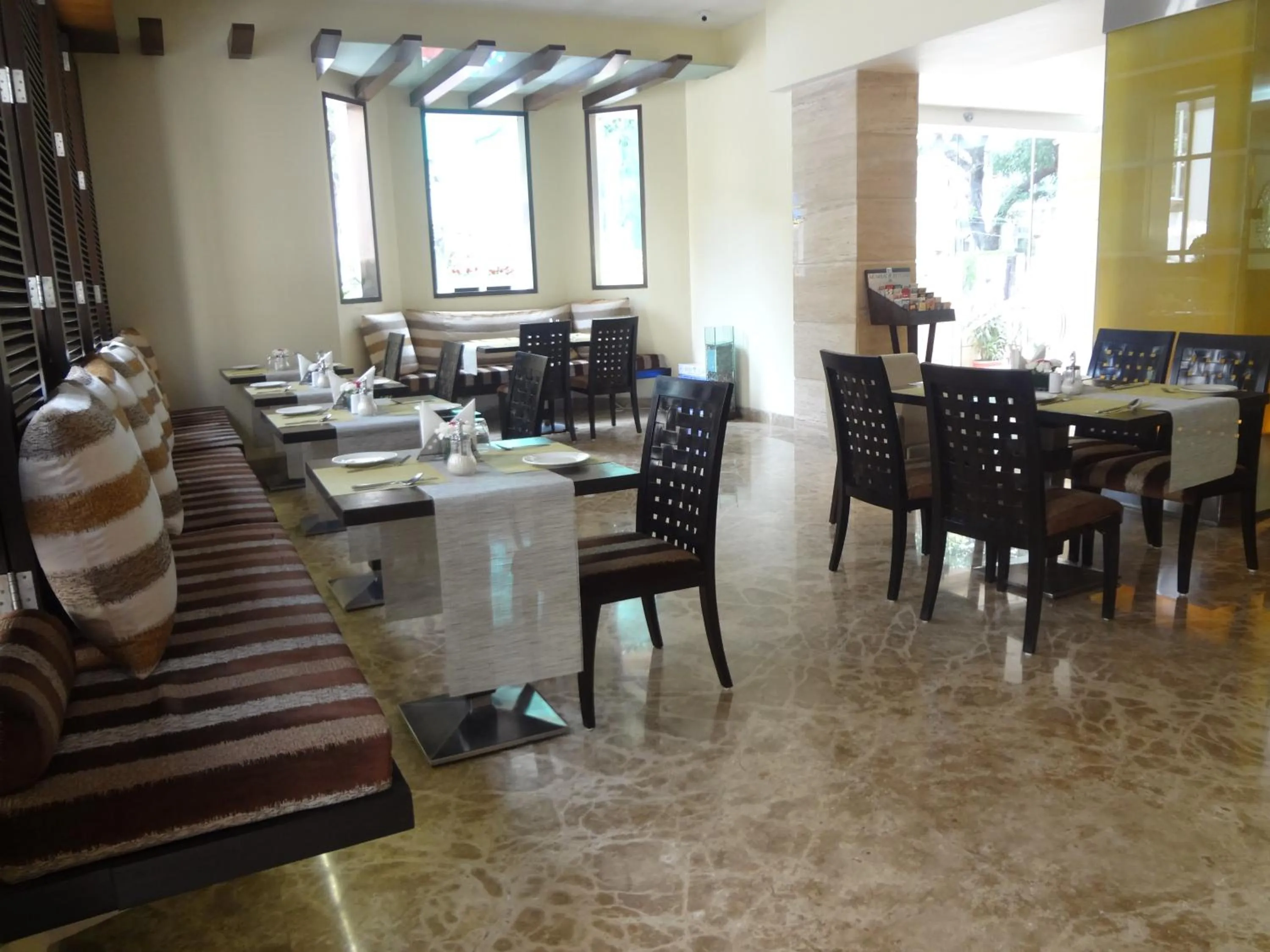 Restaurant/places to eat in Ascot Hotel