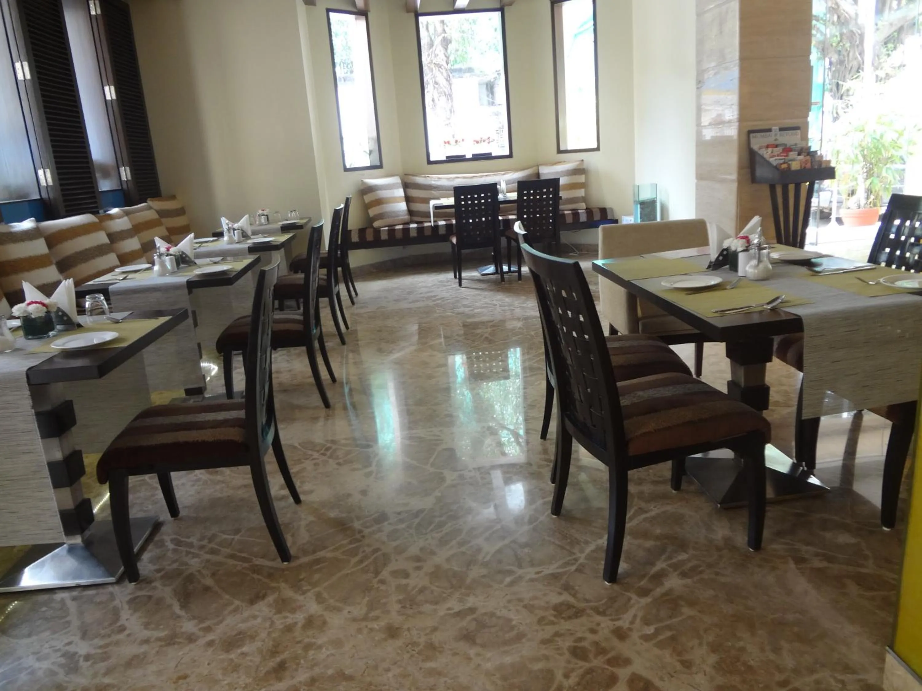 Restaurant/places to eat in Ascot Hotel