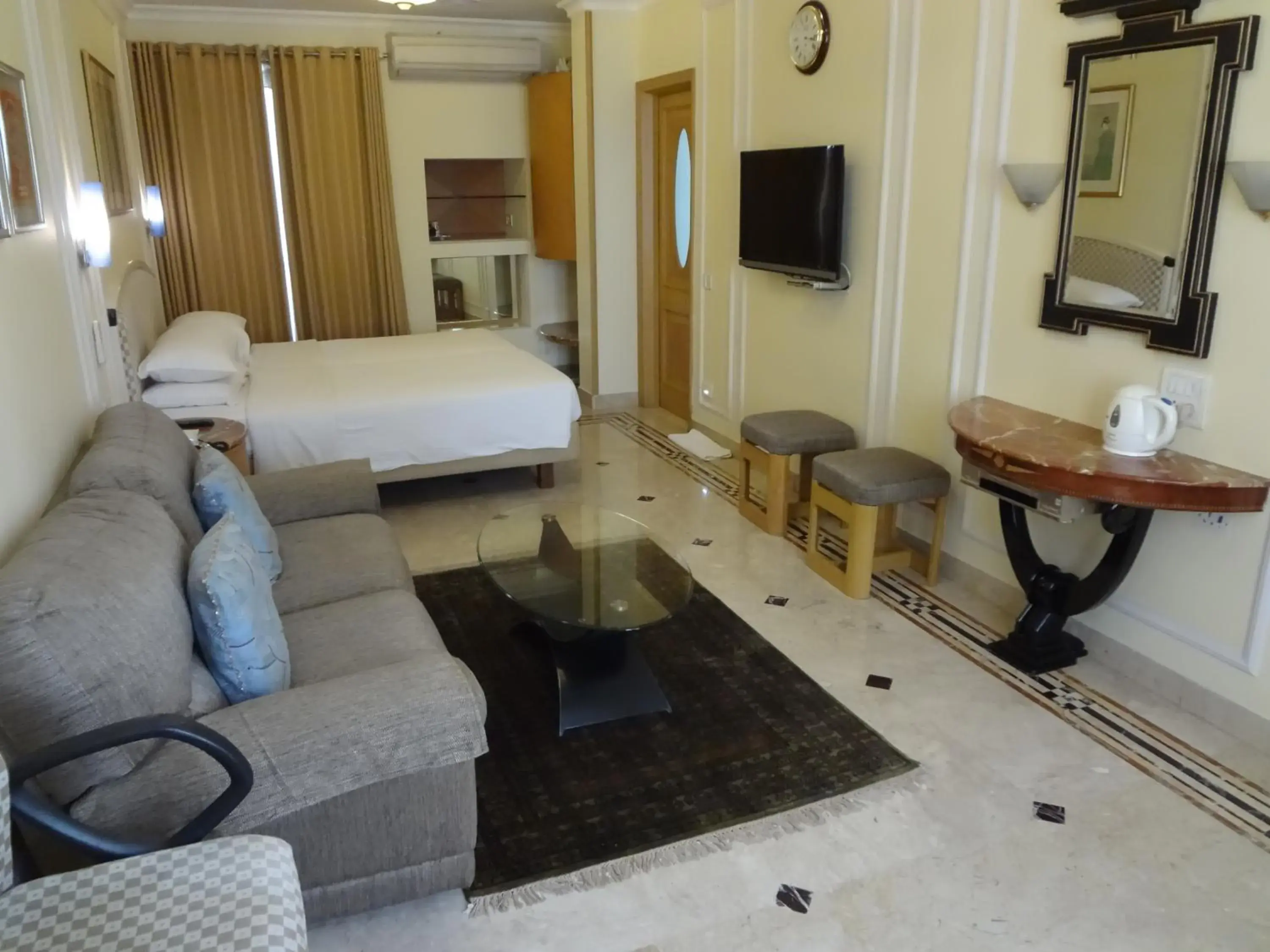 Photo of the whole room, Bed in Regency Hotel Malabar Hill Photo of the whole room, Bed in Regency Hotel Malabar Hill