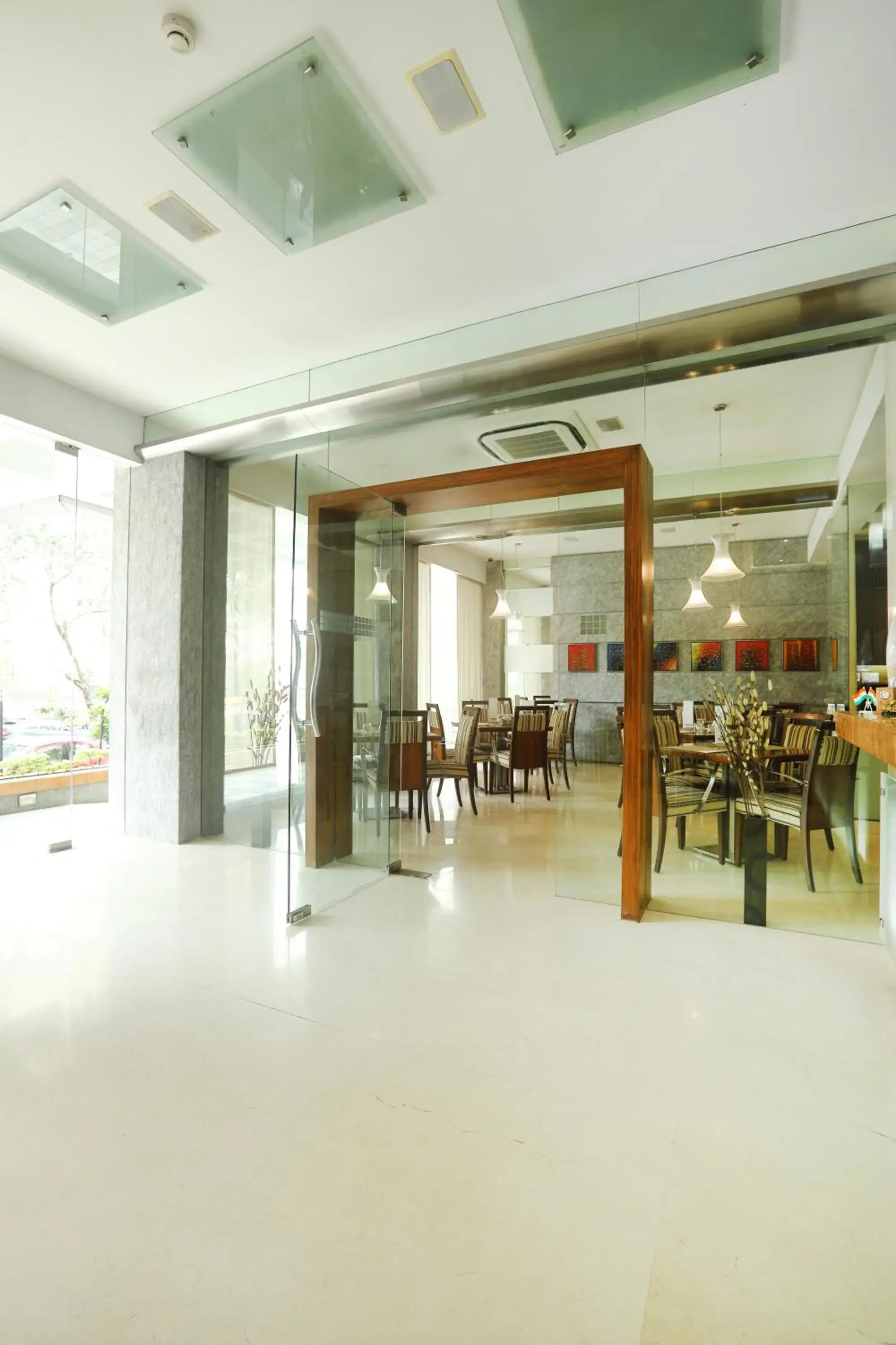 Restaurant/places to eat in Regency Hotel Malabar Hill Restaurant/places to eat in Regency Hotel Malabar Hill