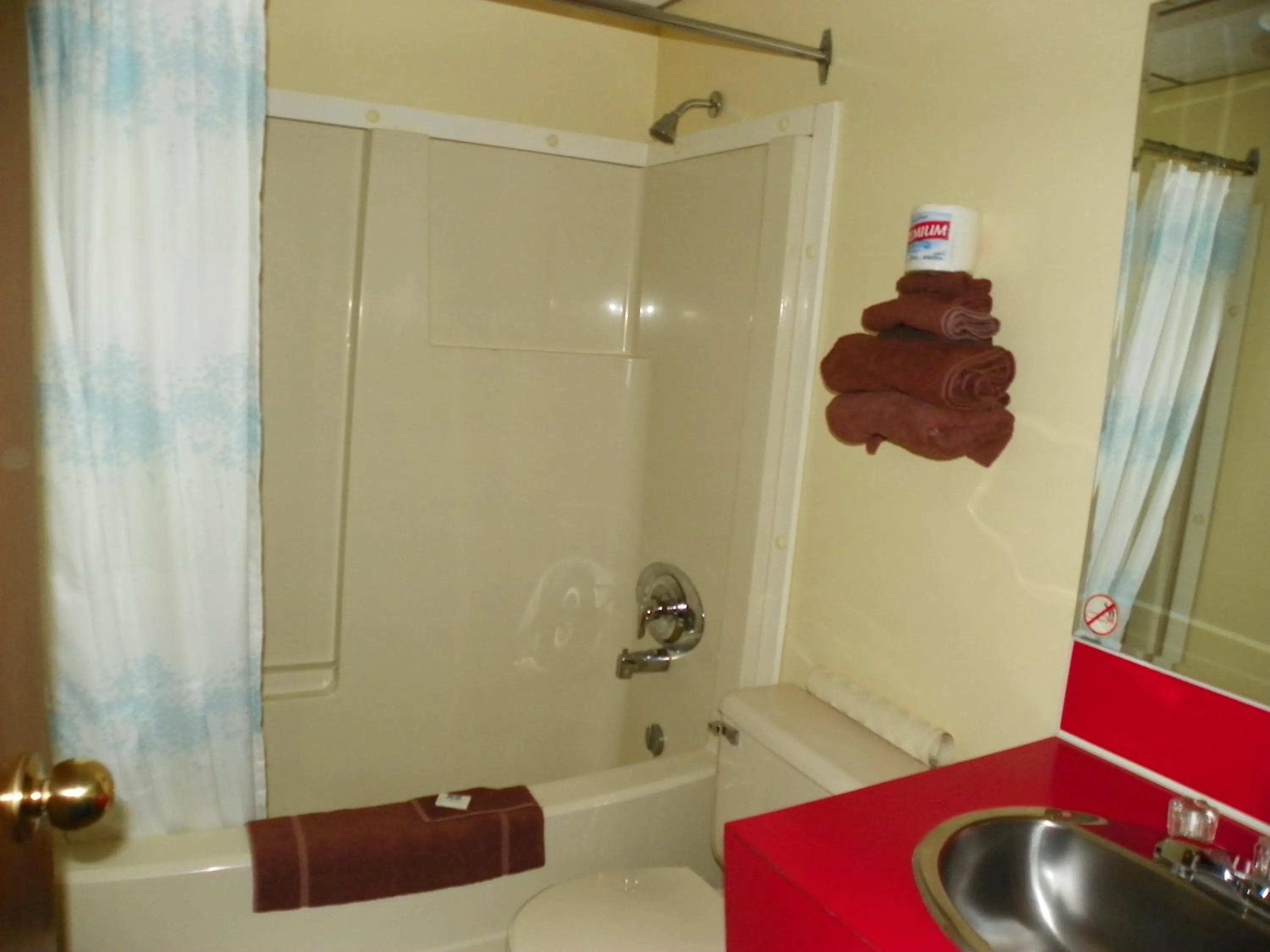 Shower, Bathroom in High Country Inn