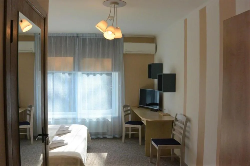 Photo of the whole room, Bed in Alba Hotel