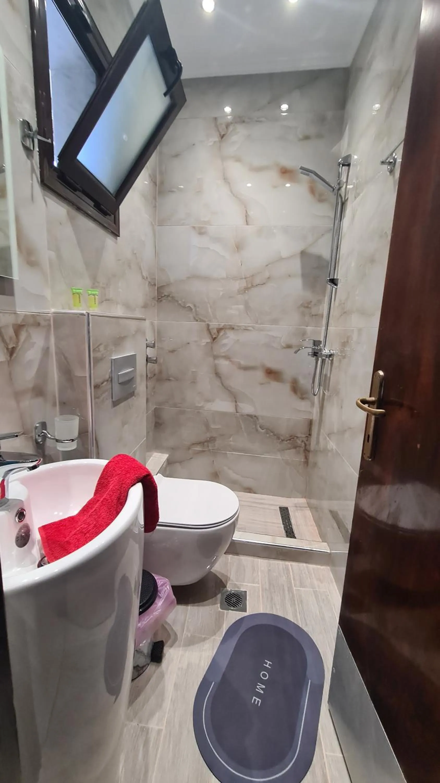 Toilet in Hotel Petunia