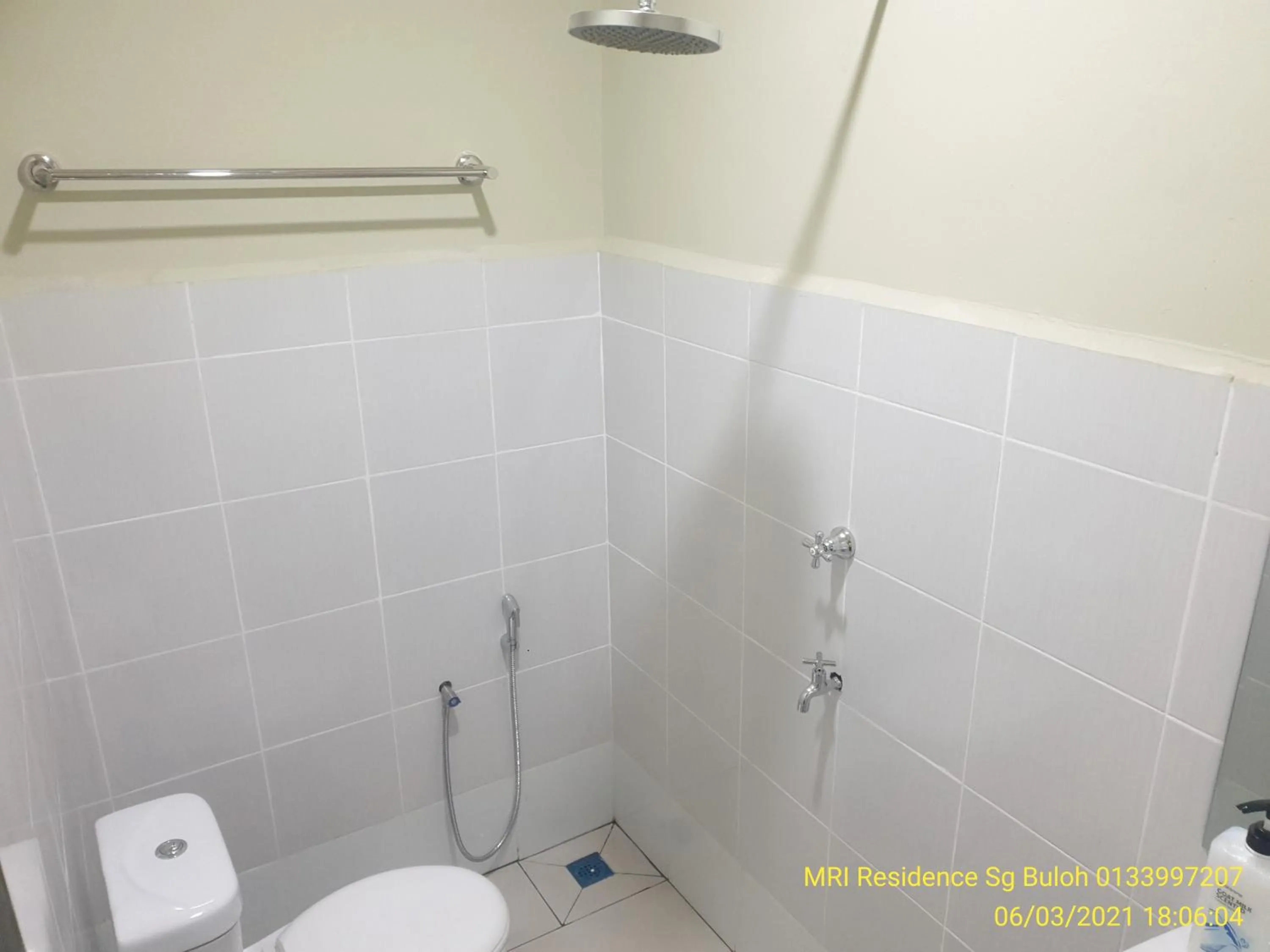 Deluxe Twin Room in MRI Residence - Homestay in Sg Buloh with Swimming Pool - No Pork&Alcohol Allowed