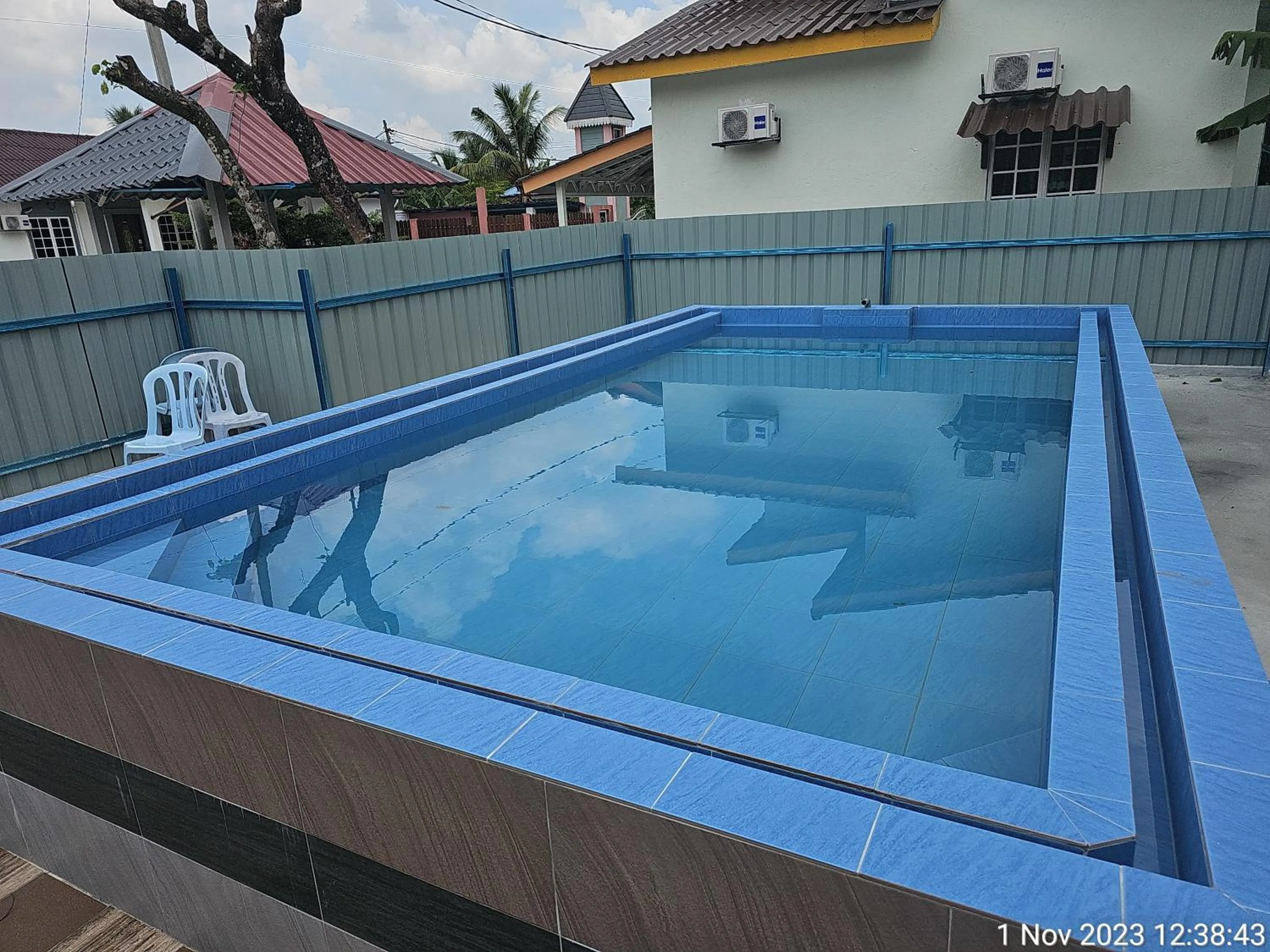 Three-Bedroom House in MRI Residence - Homestay in Sg Buloh with Swimming Pool - No Pork&Alcohol Allowed