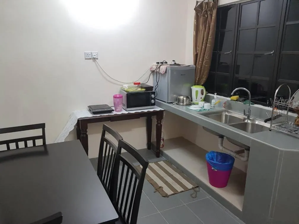 MRI Residence - Homestay in Sg Buloh with Swimming Pool - No Pork&Alcohol Allowed