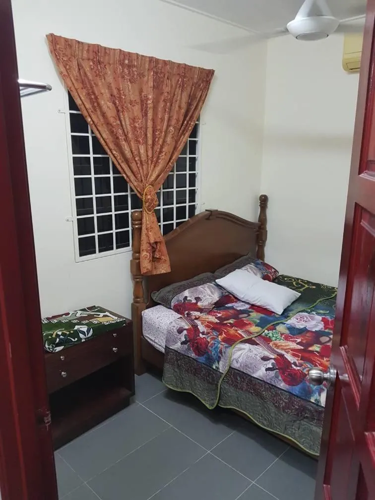 MRI Residence - Homestay in Sg Buloh with Swimming Pool - No Pork&Alcohol Allowed