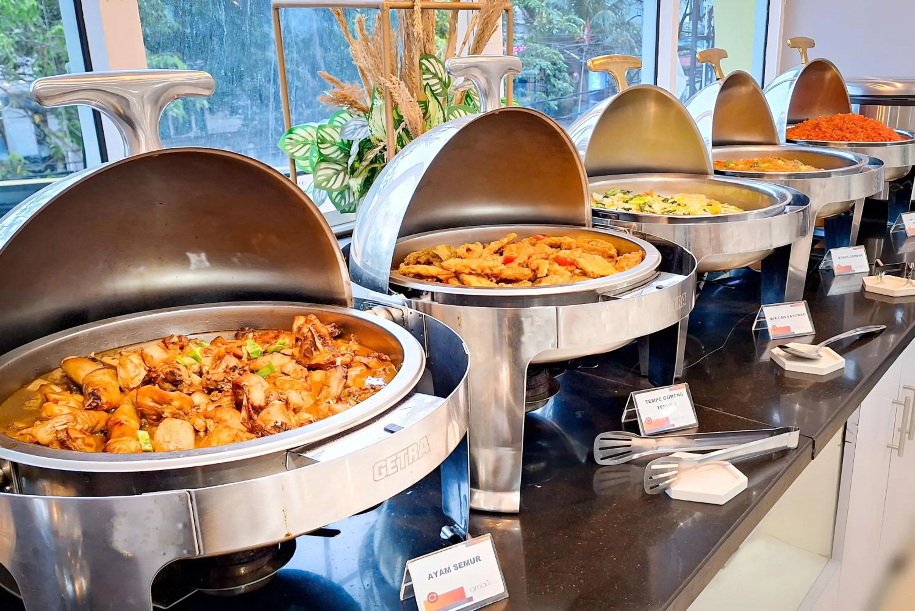 Restaurant/places to eat in Amaris Hotel Panakkukang