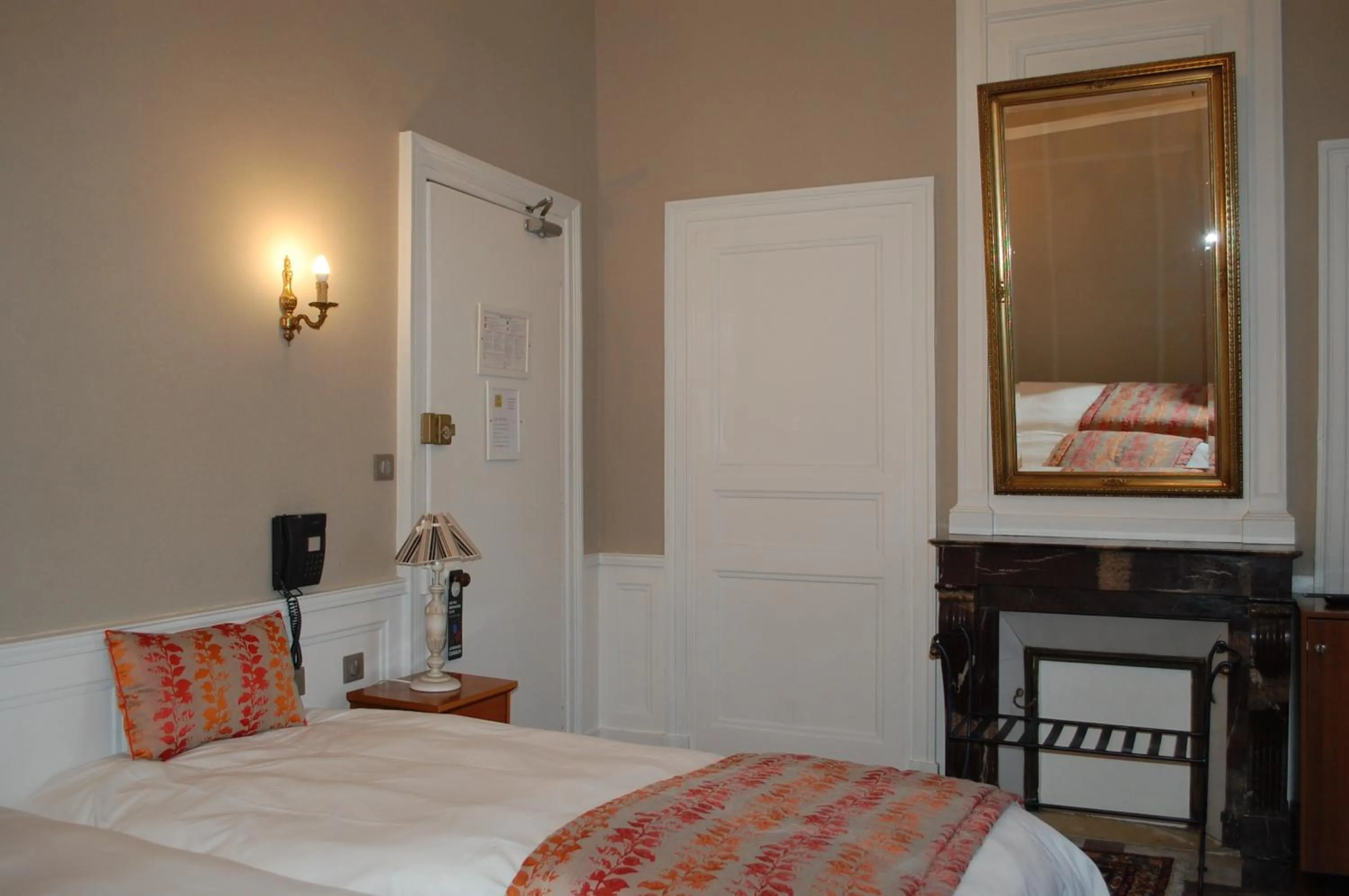 Bed in Logis Hotel L'europe