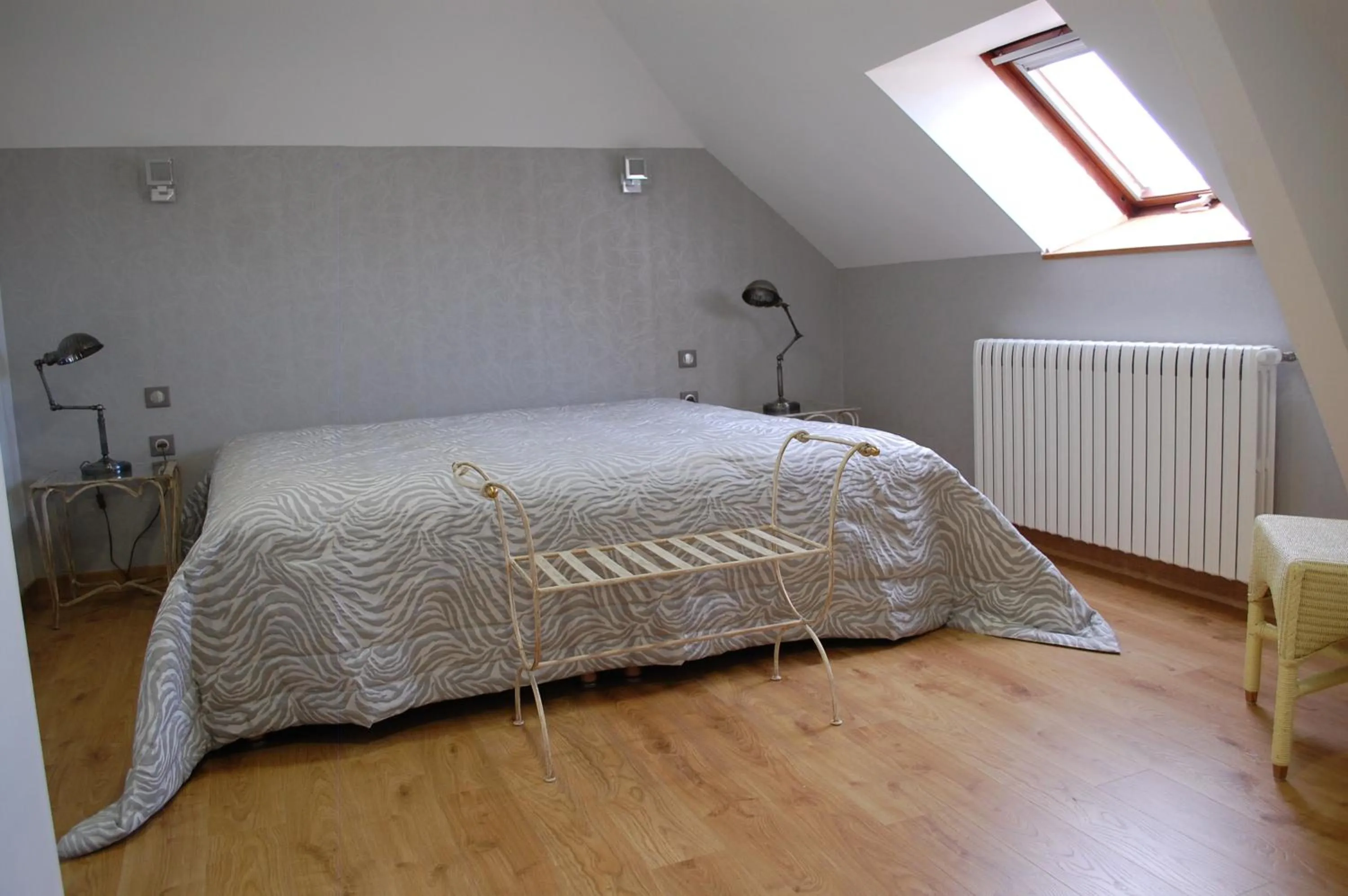 Bed in Logis Hotel L'europe