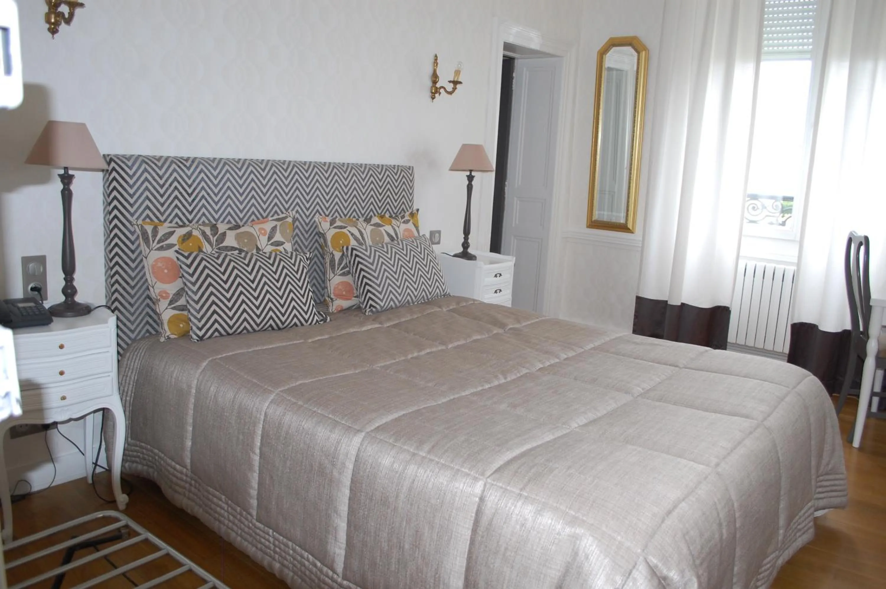 Bedroom, Bed in Logis Hotel L'europe