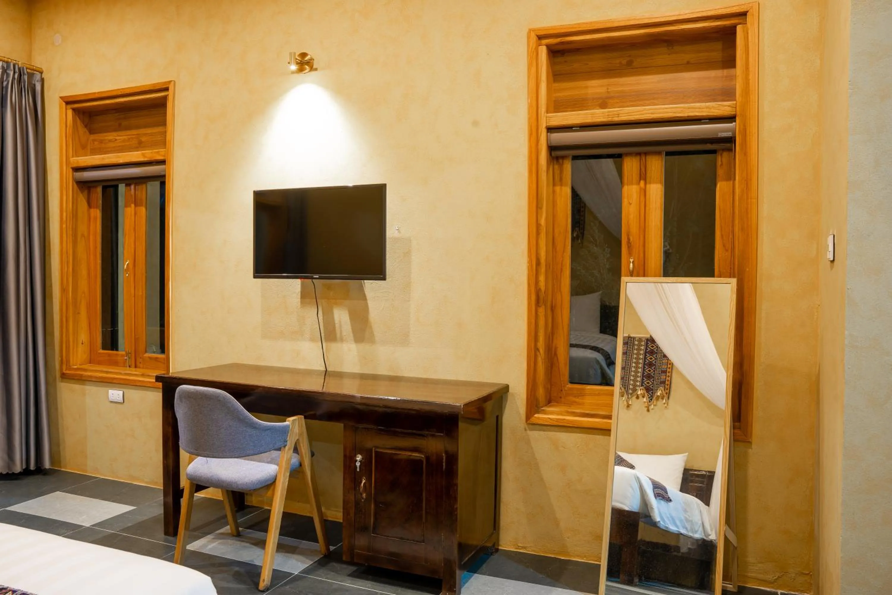 Communal lounge/ TV room in Wings Ha Giang Loop Bungalow