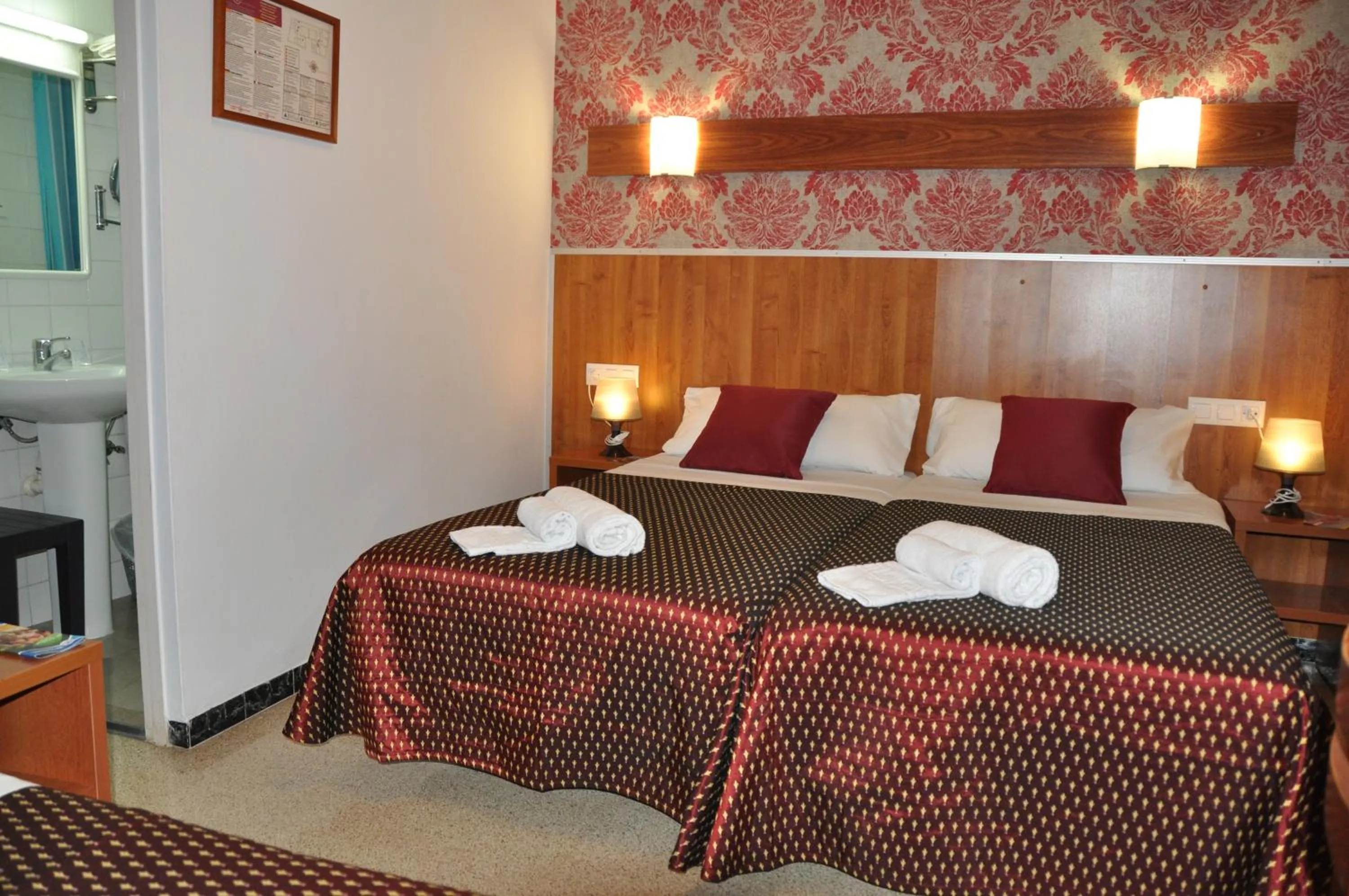 Bedroom, Bed in Hostal - Pensión El Amigo