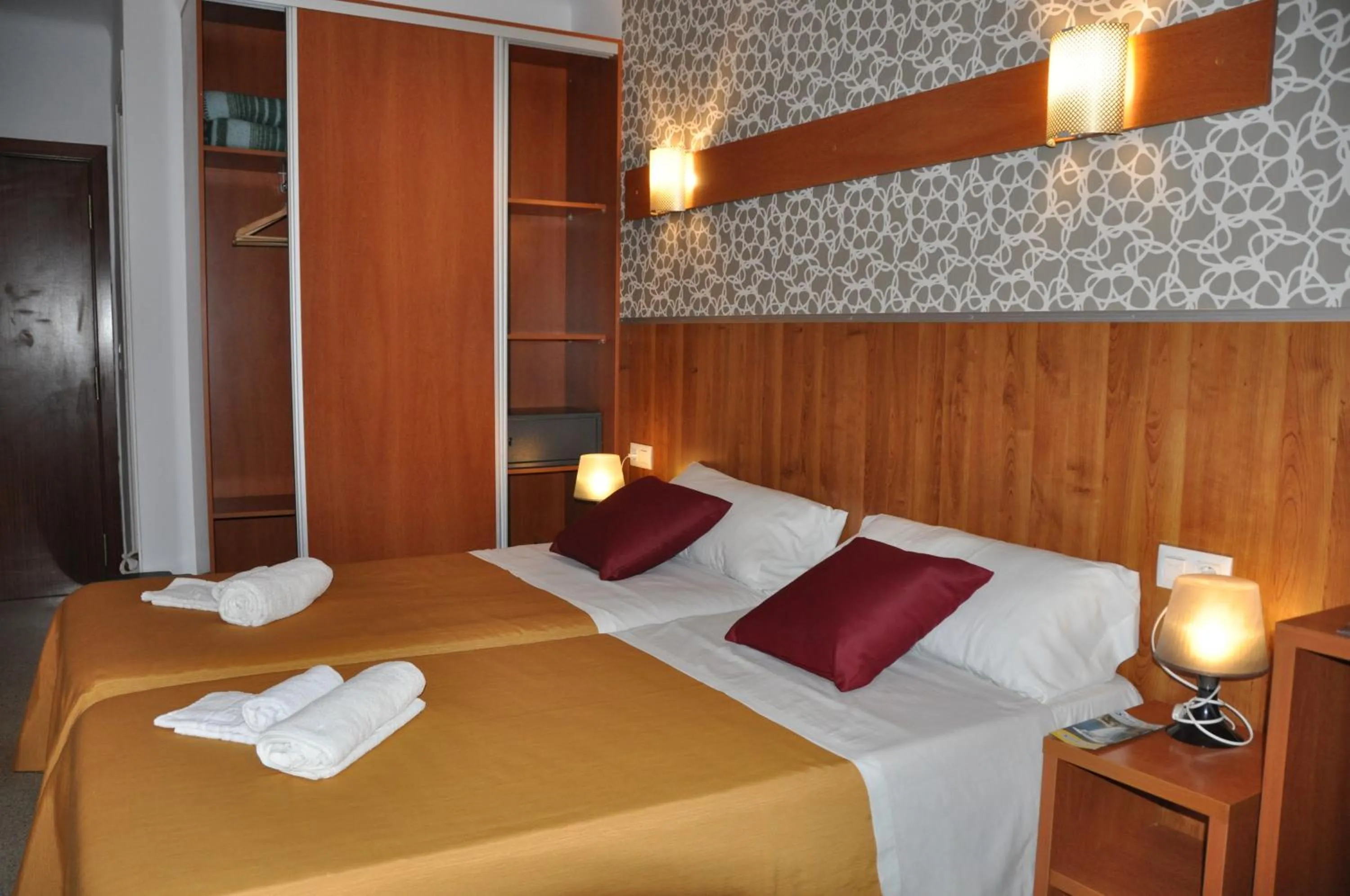 Bedroom, Bed in Hostal - Pensión El Amigo