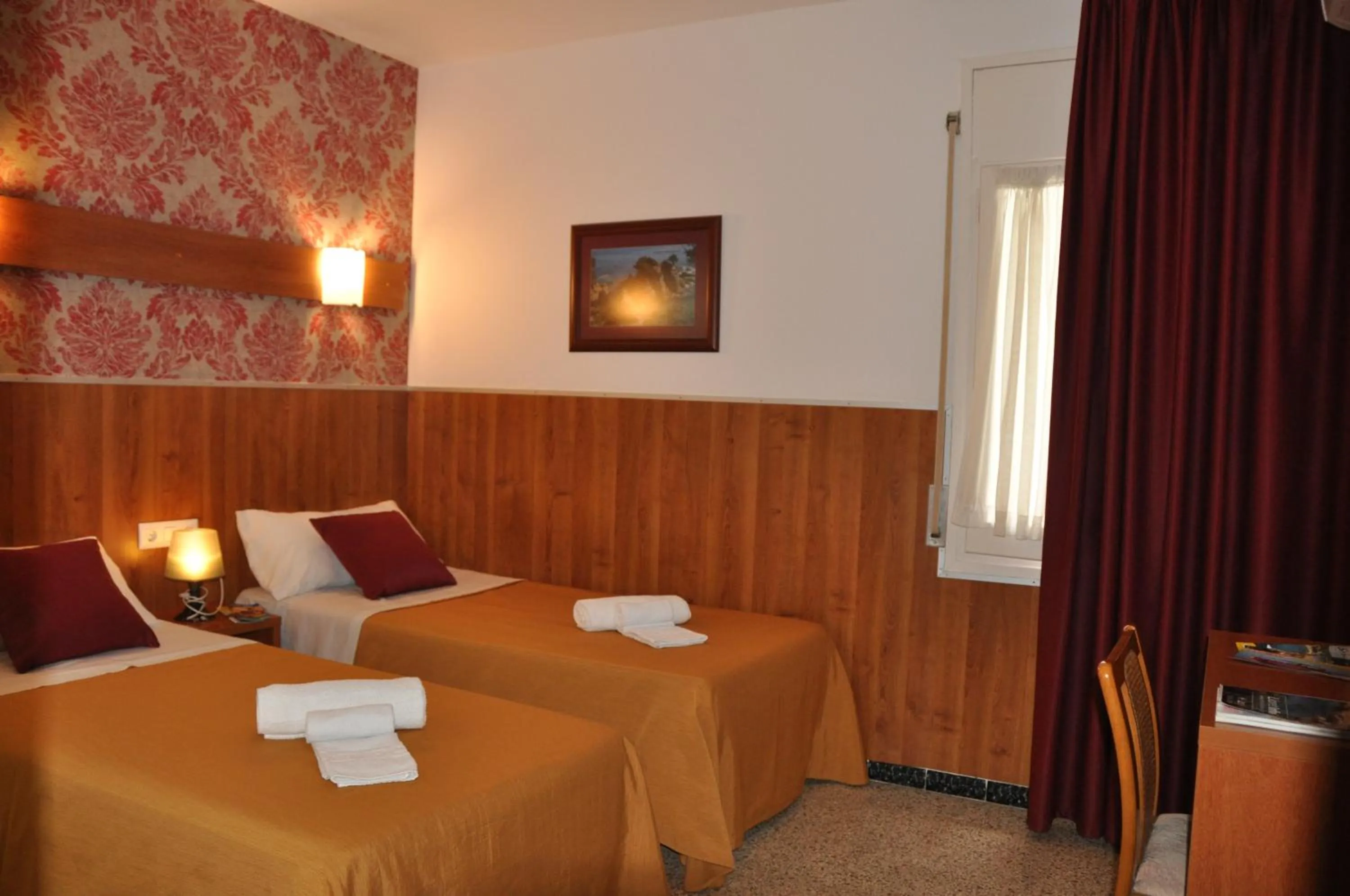 Bedroom, Bed in Hostal - Pensión El Amigo