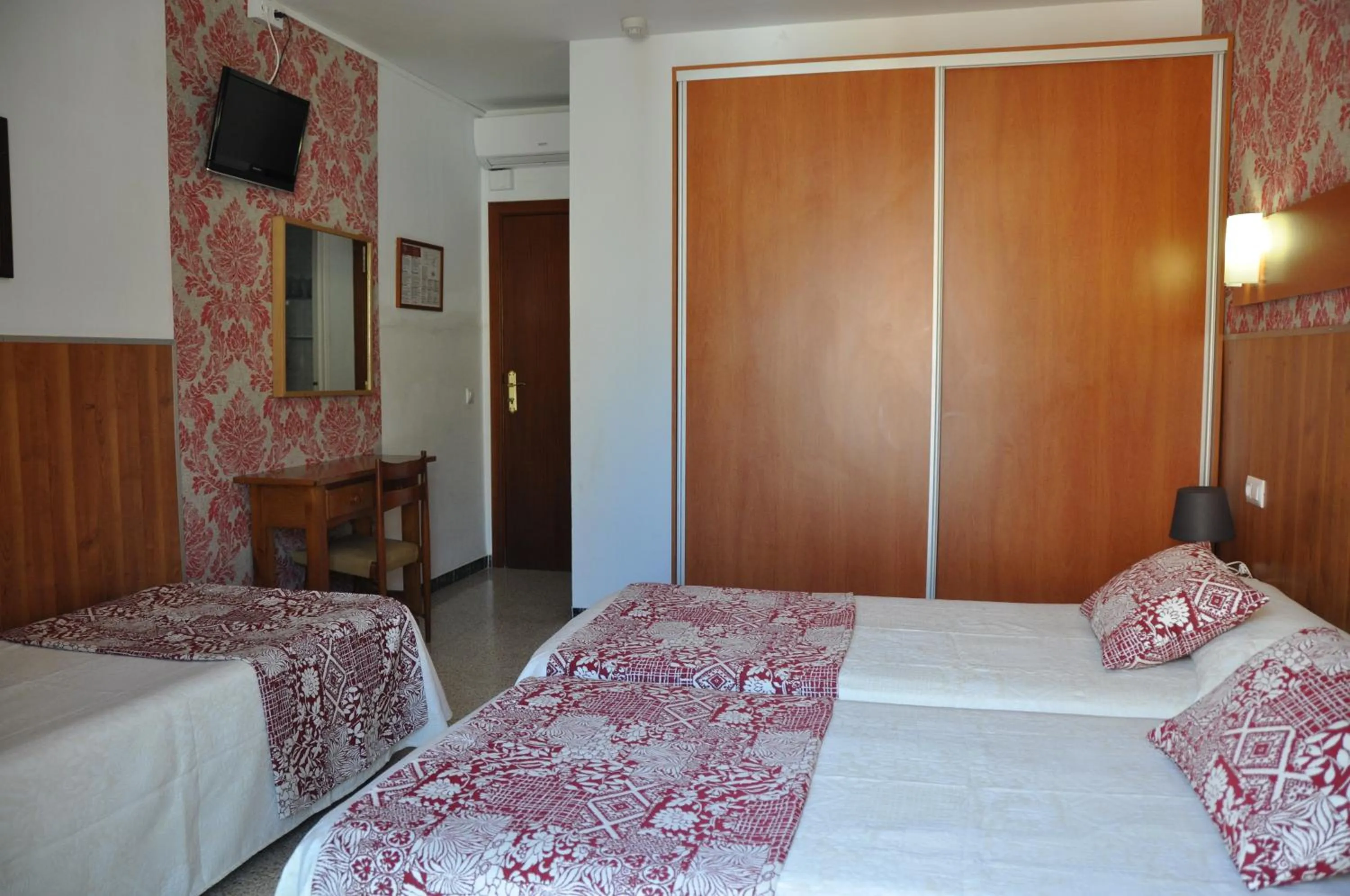 Bed in Hostal - Pensión El Amigo