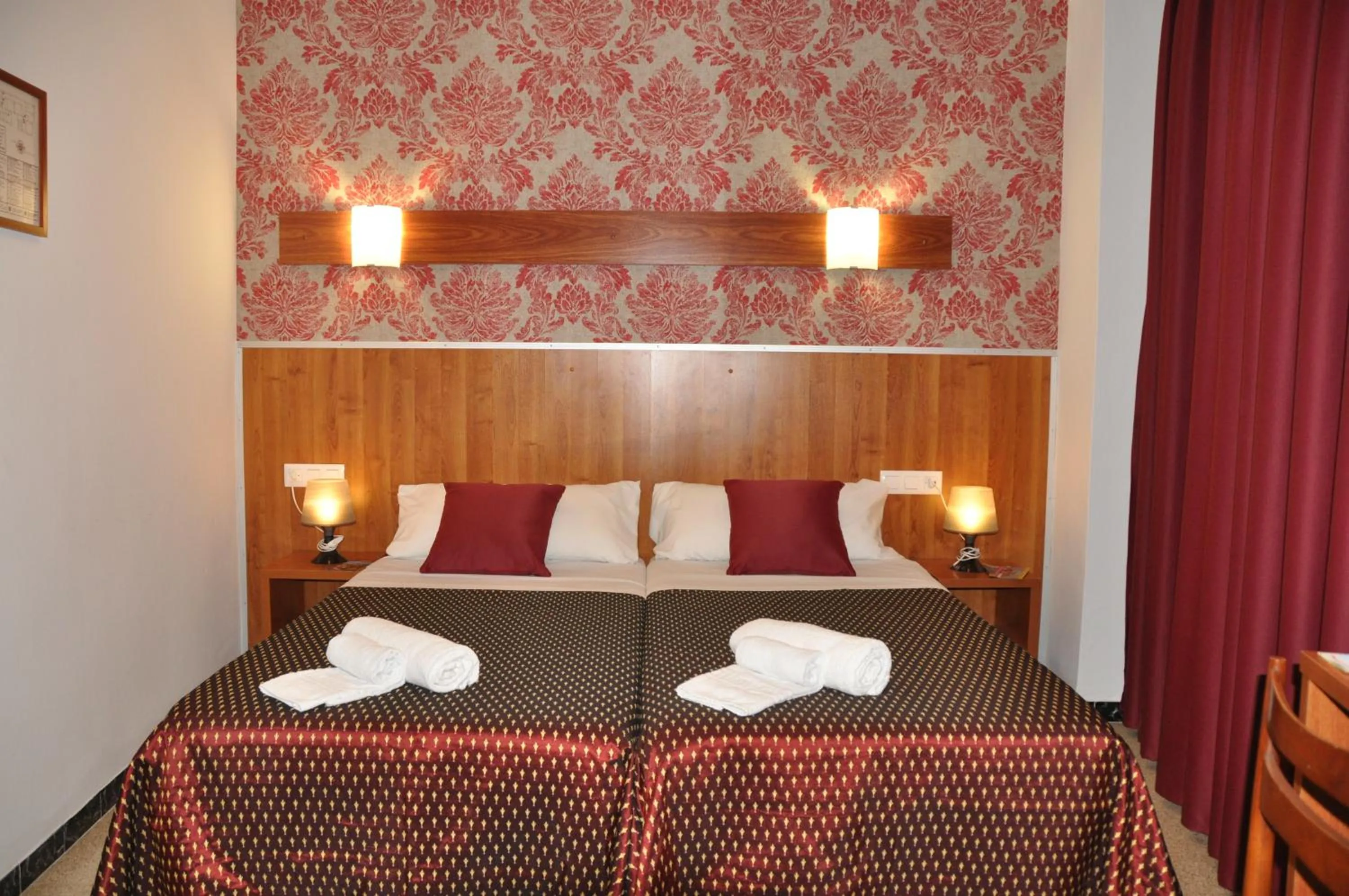 Bedroom, Bed in Hostal - Pensión El Amigo