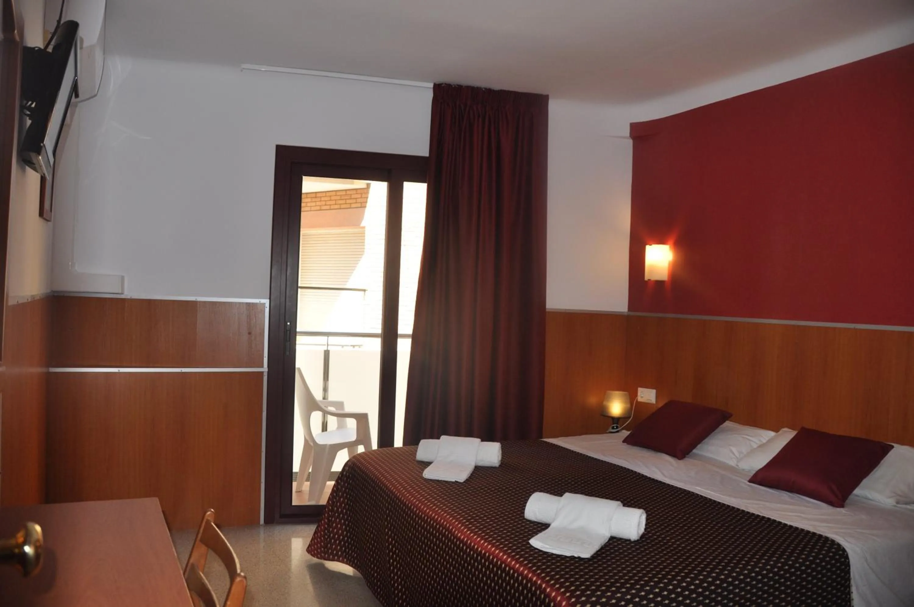 Bedroom, Bed in Hostal - Pensión El Amigo