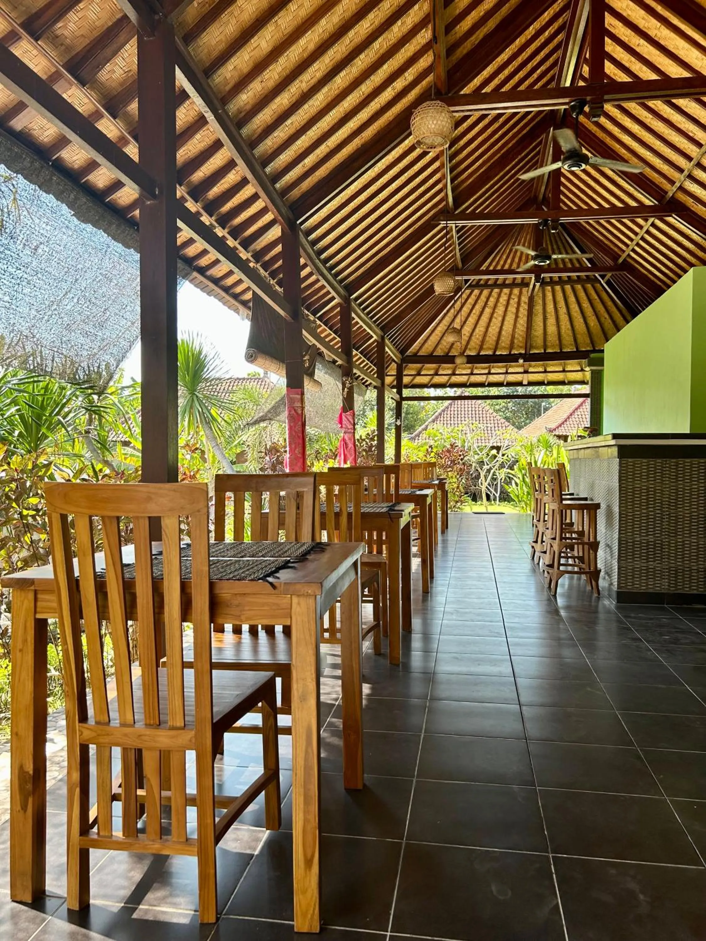 Restaurant/places to eat in Island Garden Huts Lembongan