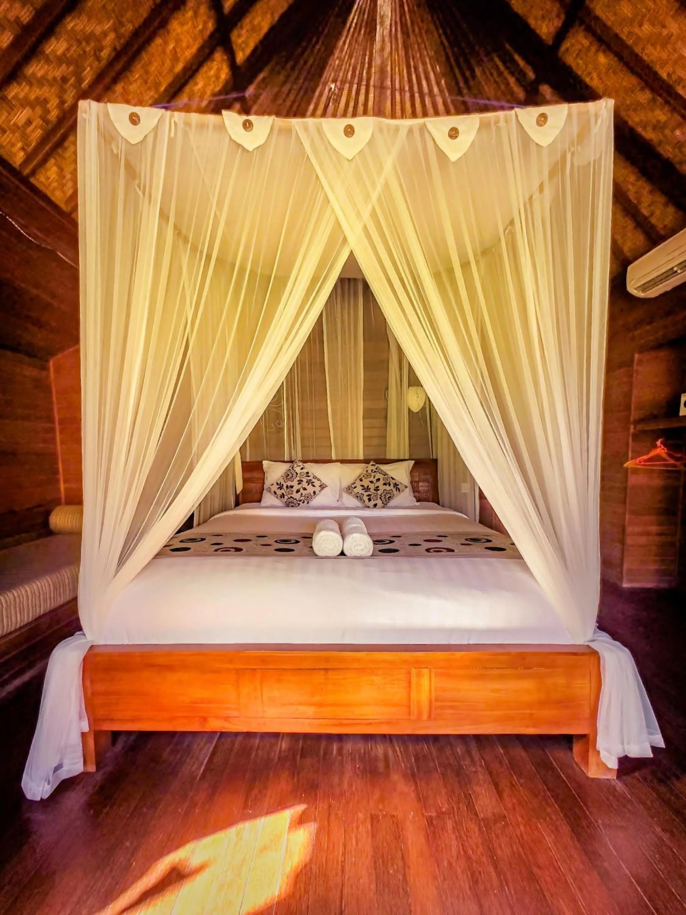 Bed in Island Garden Huts Lembongan