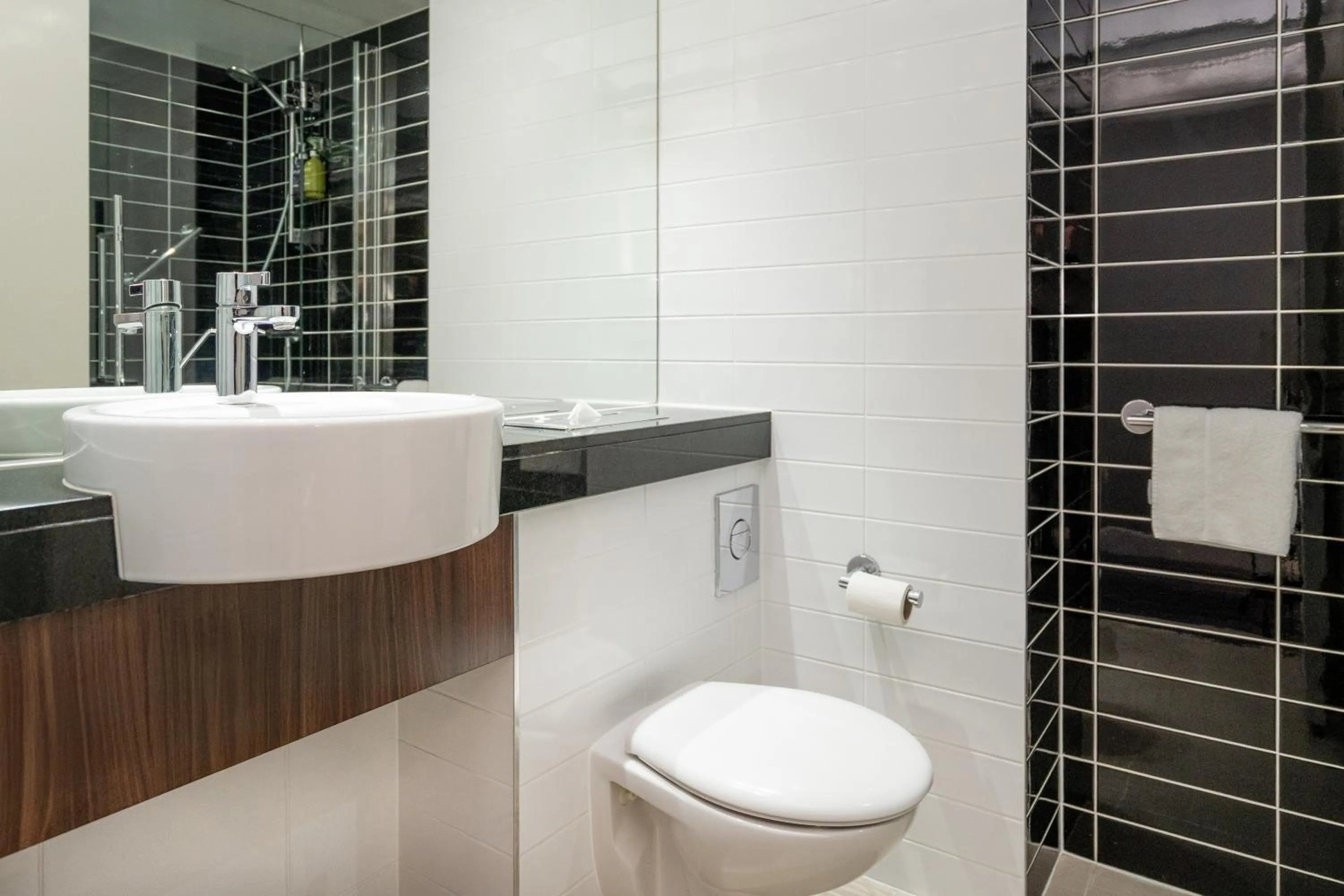 Toilet in Holiday Inn Express Cambridge Duxford M11 Jct 10, an IHG Hotel