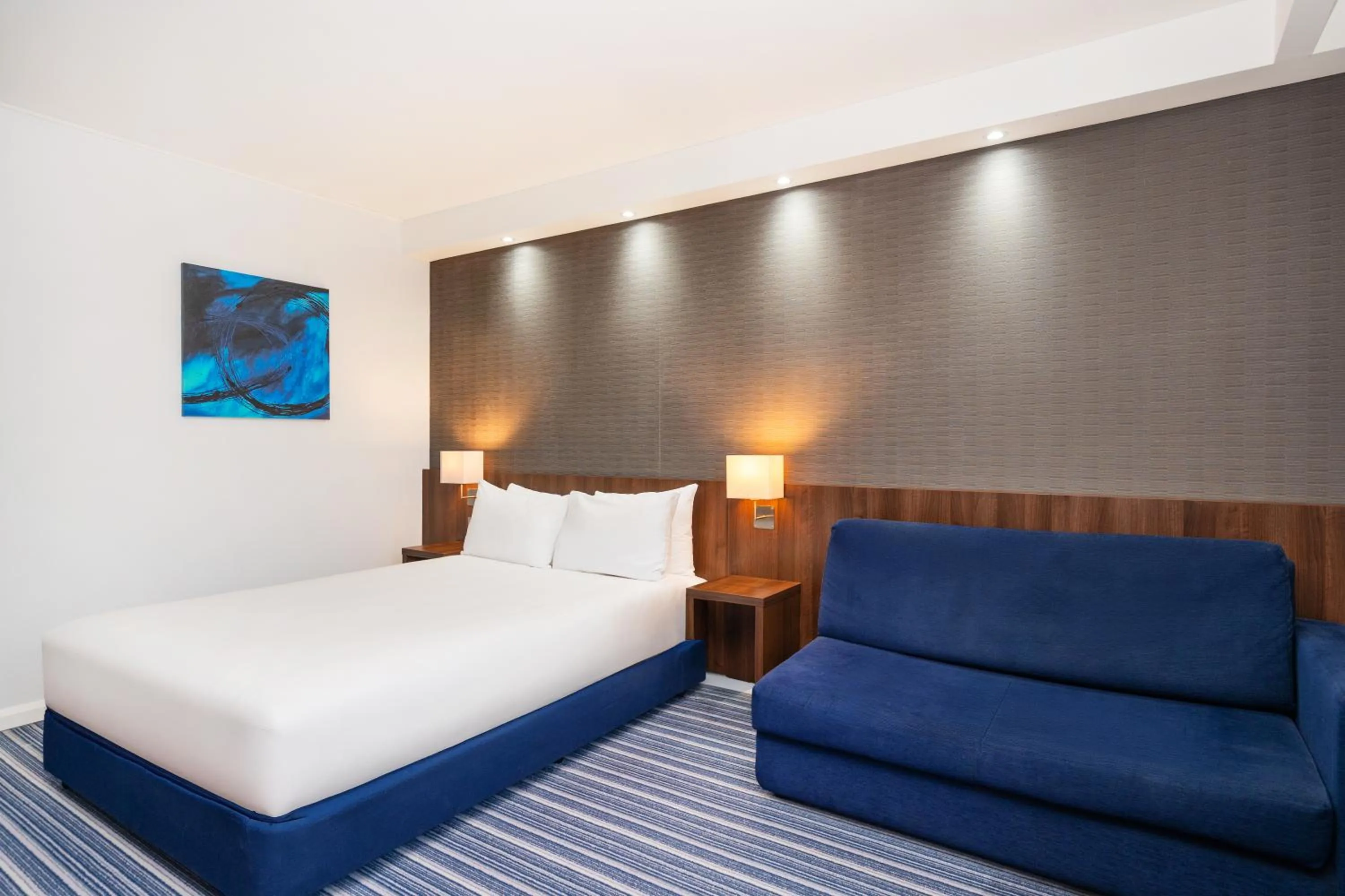 Seating area, Bed in Holiday Inn Express Cambridge Duxford M11 Jct 10, an IHG Hotel