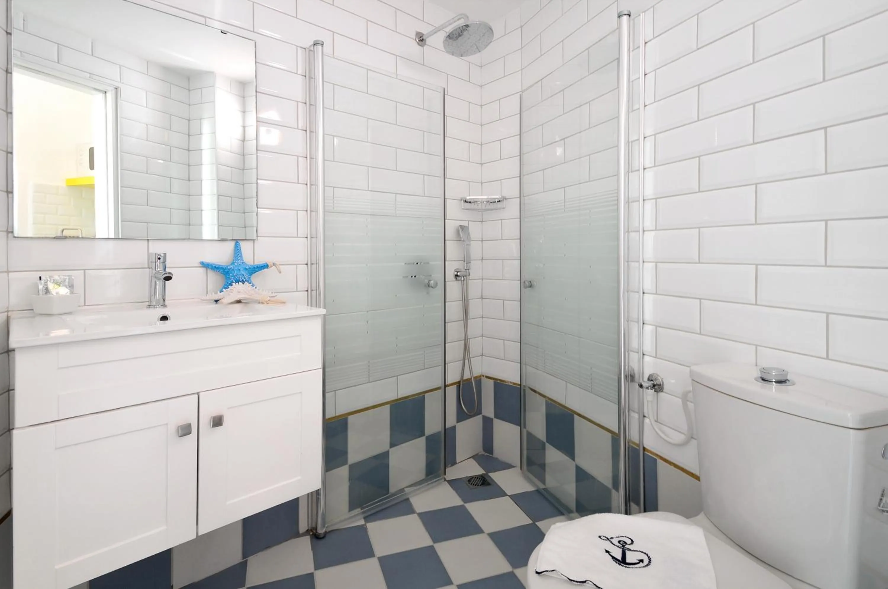 Shower in Travel Hotel Gesher Haziv