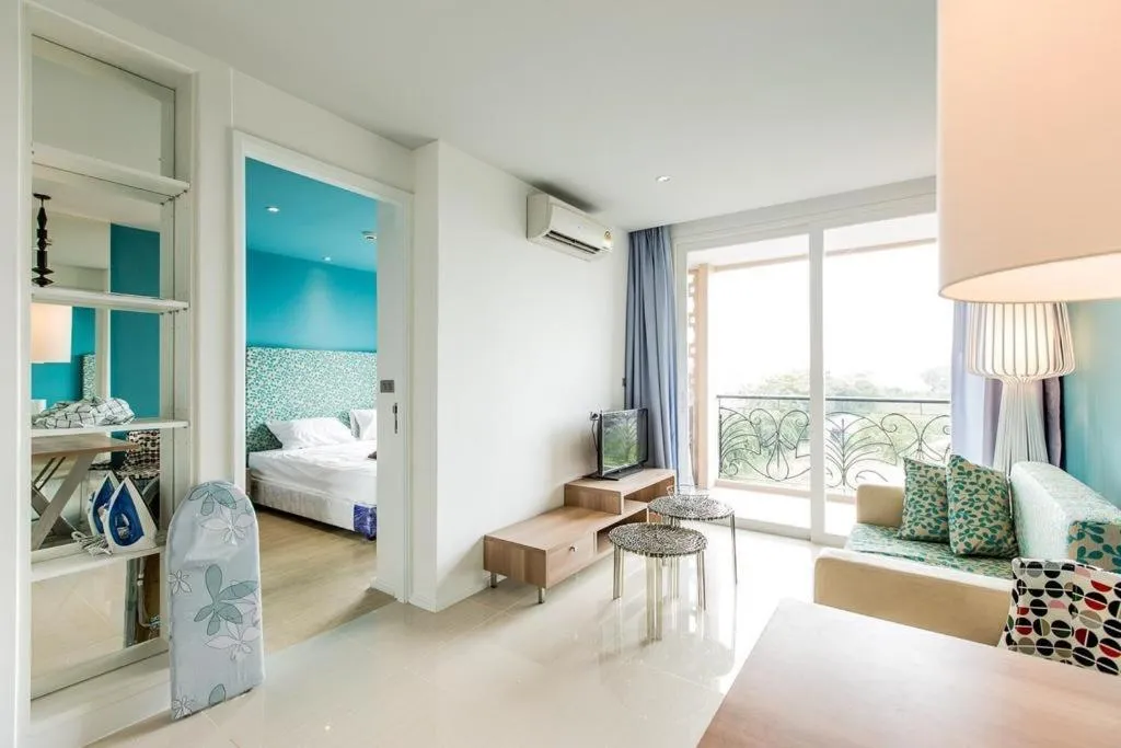Living room, Bed in Atlantis Condo Resort Jomtien TLH