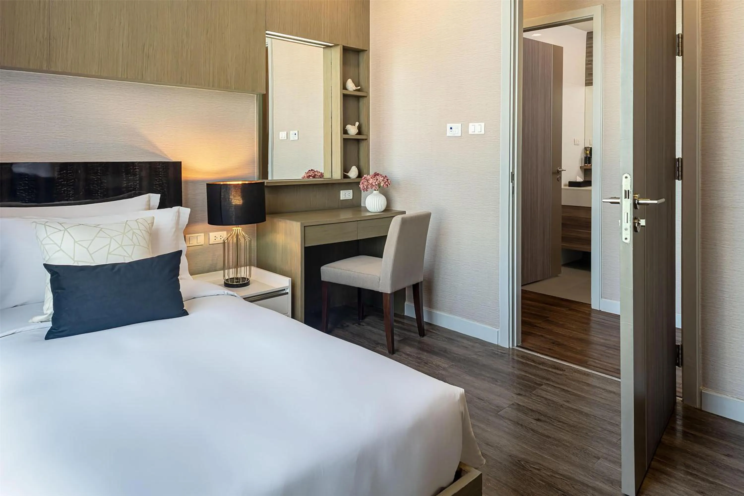 Bedroom, Bed in Metropolis Suites Bangkok, Tapestry Collection by Hilton