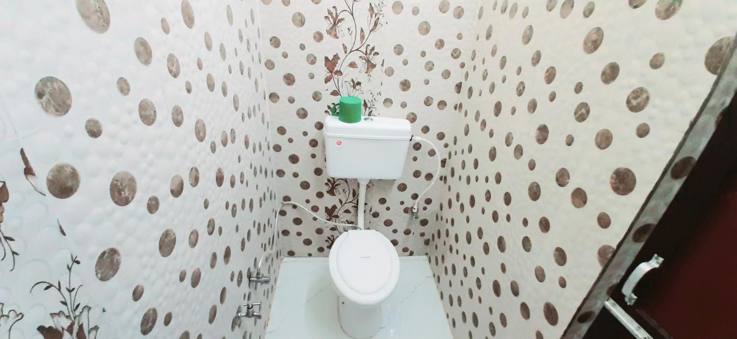 Toilet in Luxmi Hotel