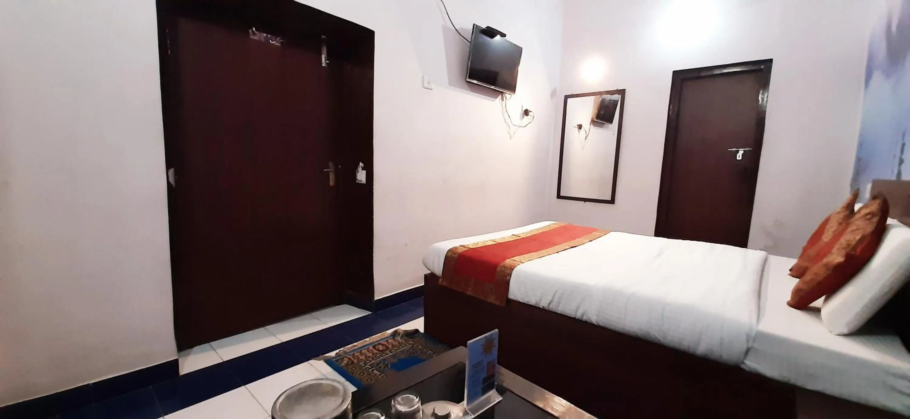 TV and multimedia, Bed in Luxmi Hotel