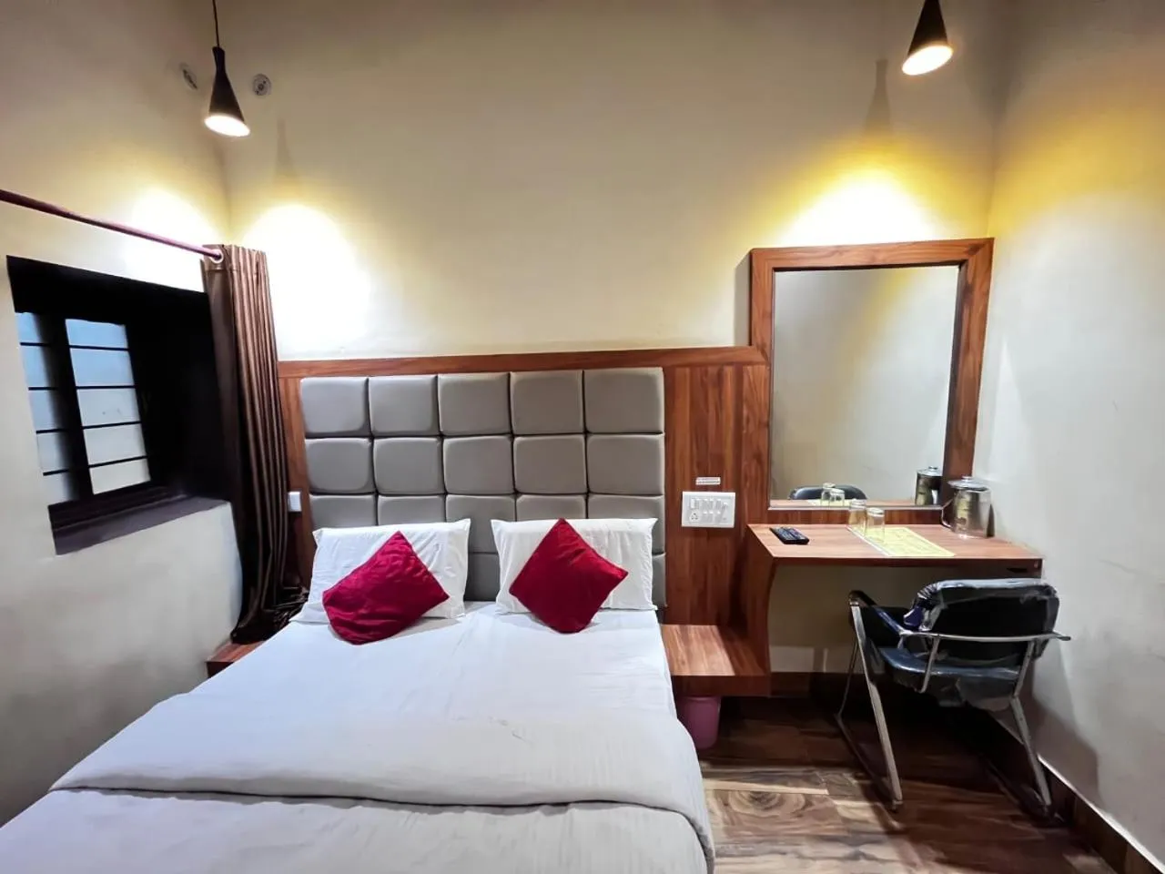 Bedroom, Bed in Luxmi Hotel