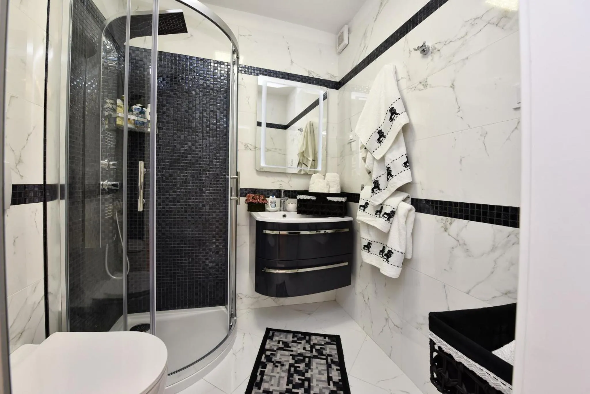 Shower in Apartment Markovski