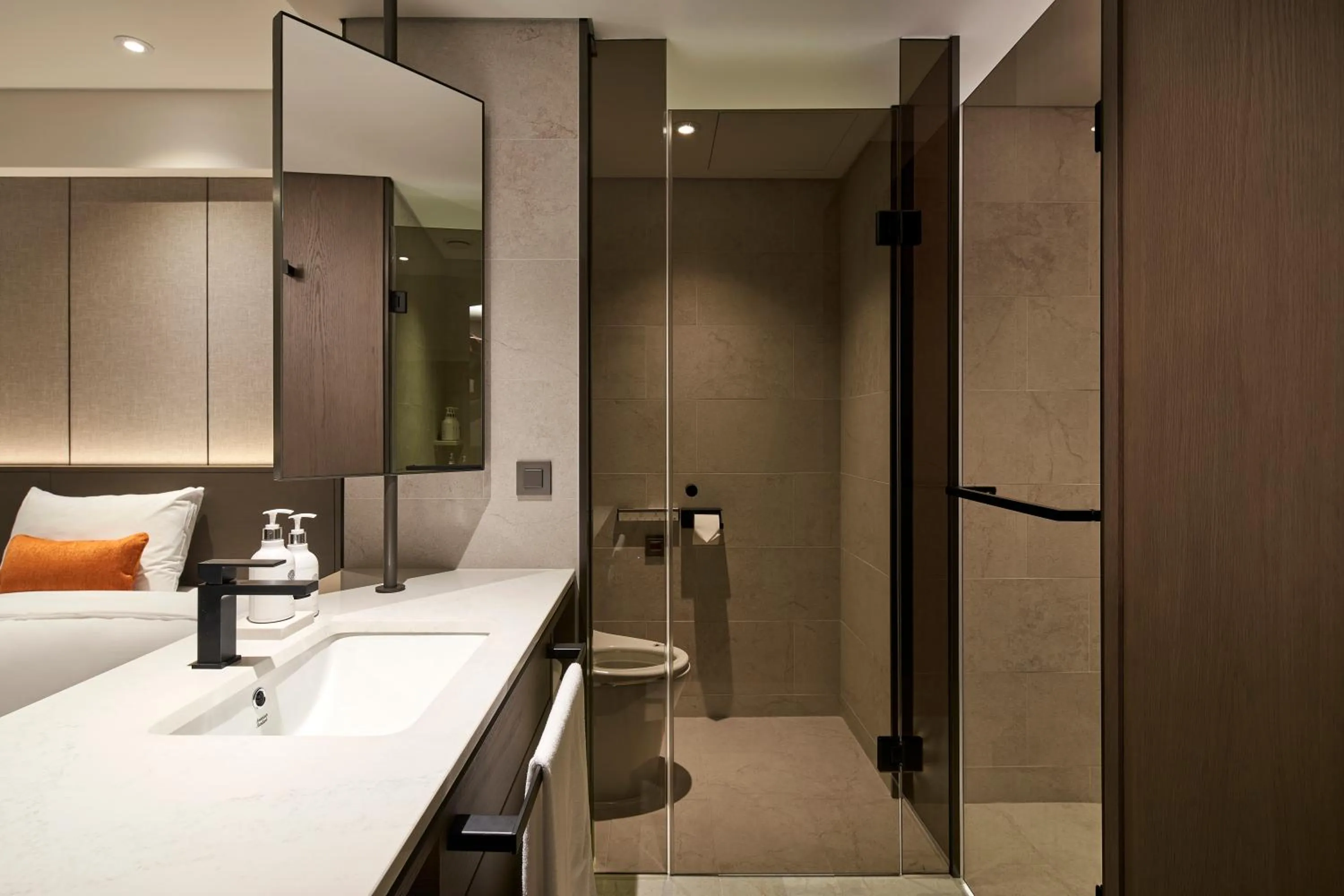 Toilet, Bed in Hotel Interburgo Exco