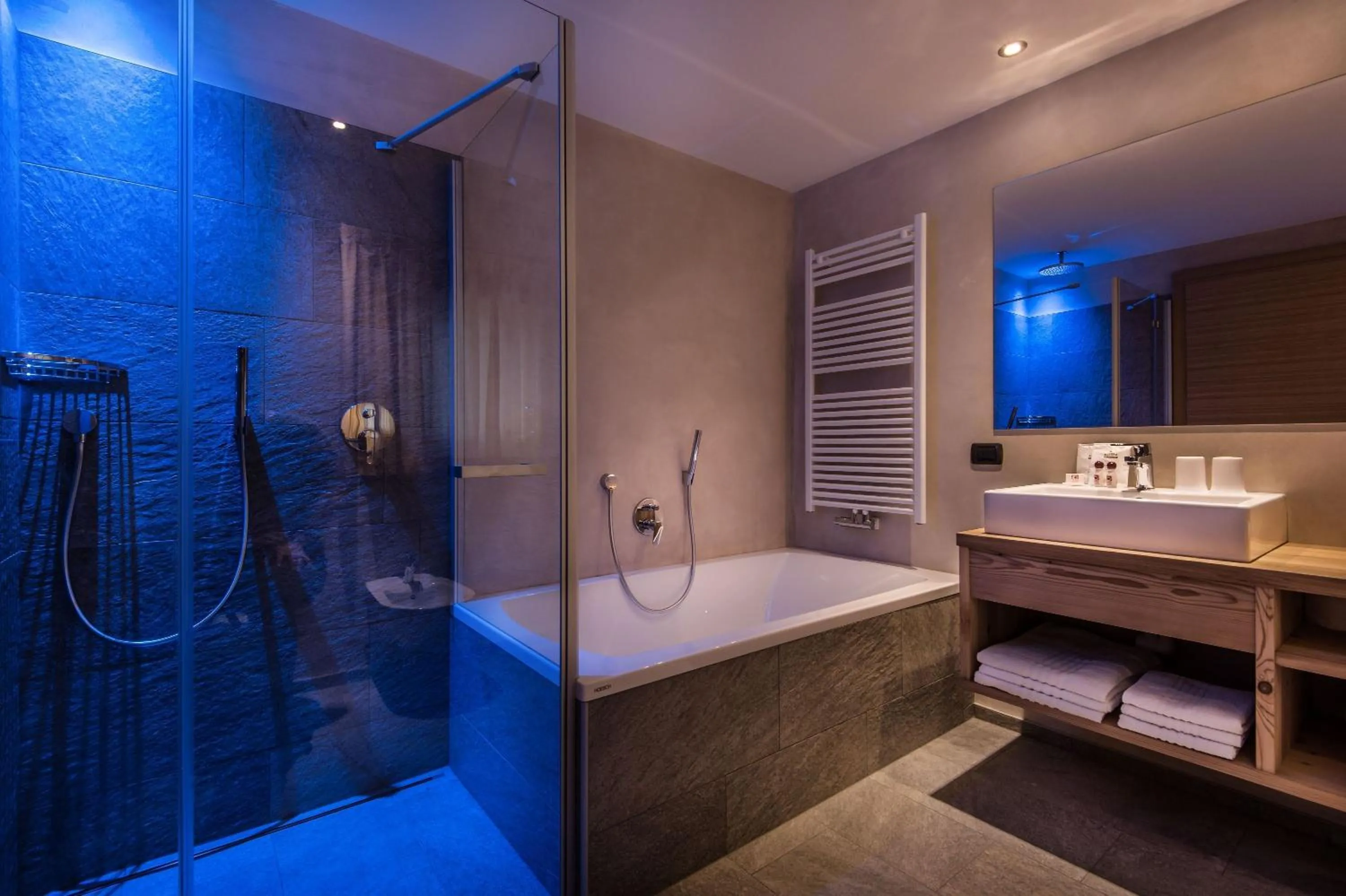 Bathroom in Albergo Posta Pederoa