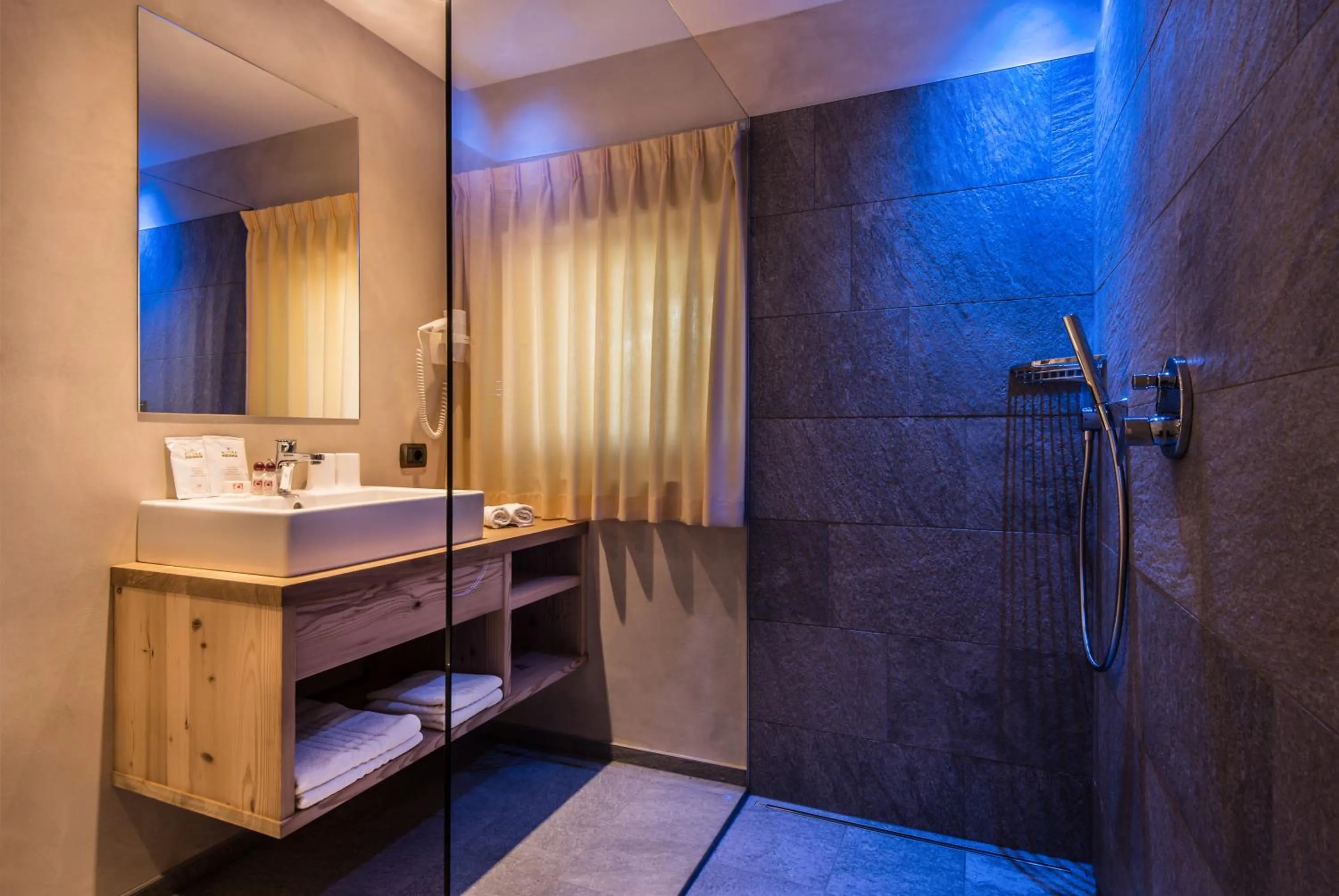 Bathroom in Albergo Posta Pederoa