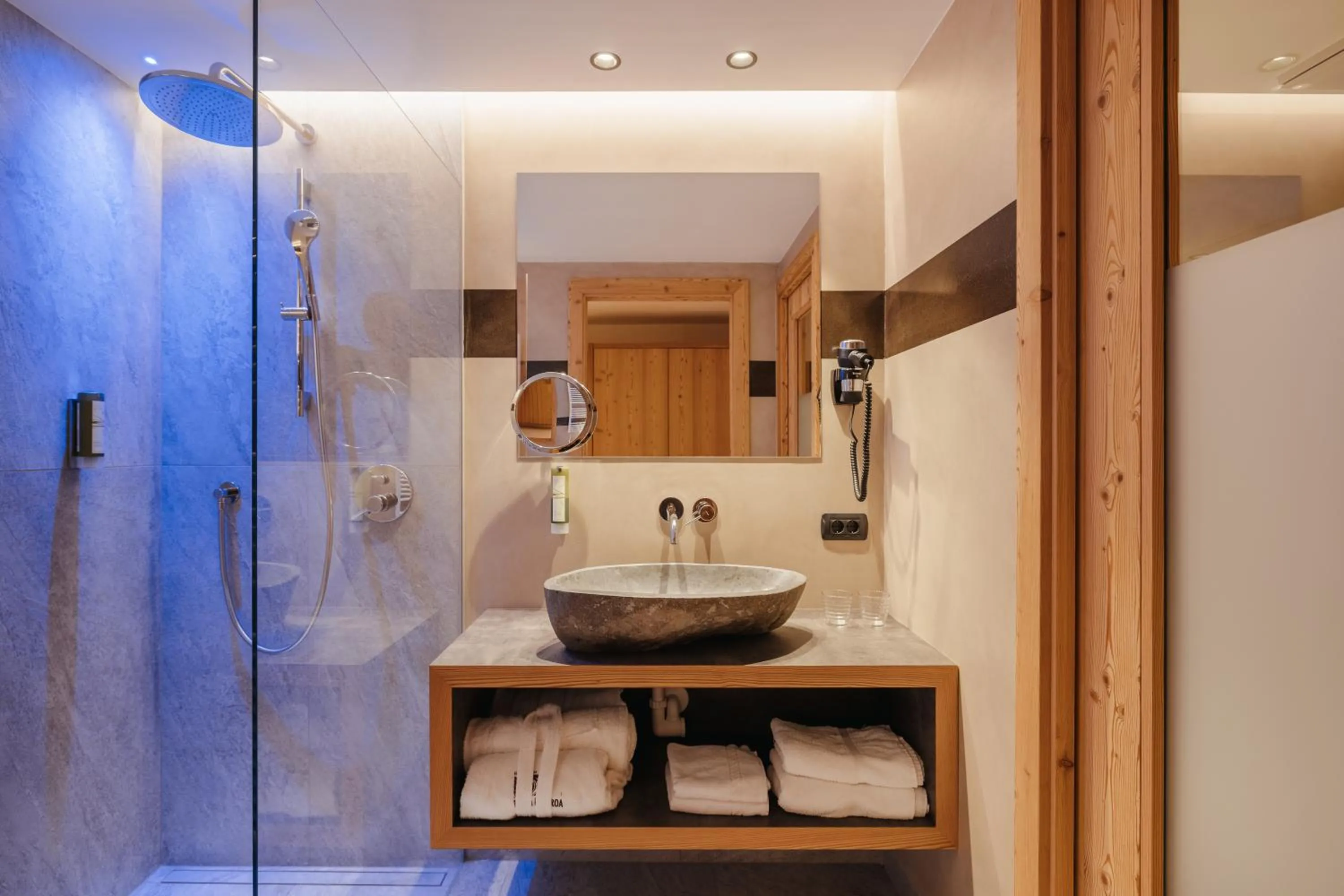 Bathroom in Albergo Posta Pederoa